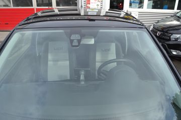 Fahrzeugabbildung Volkswagen up! black up!/Panoramadach/Klima/Navi