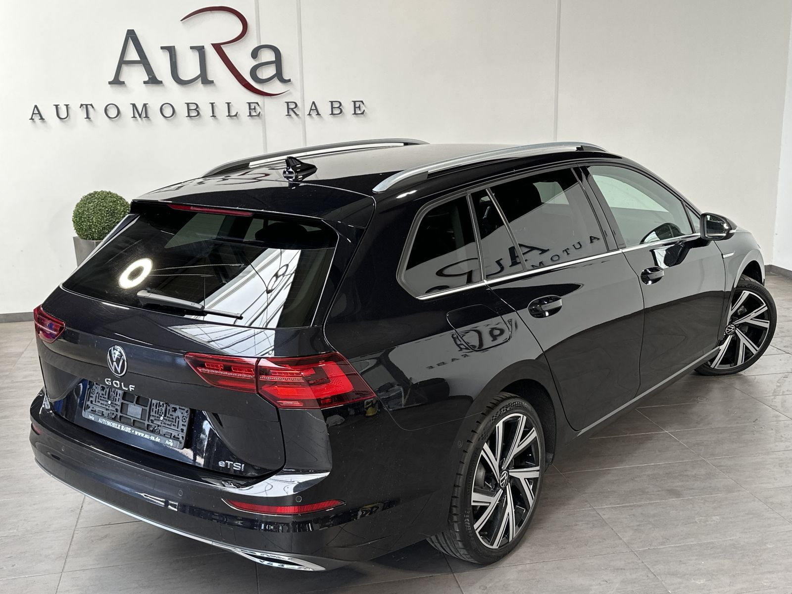 Fahrzeugabbildung Volkswagen Golf Variant 1.5 eTSI DSG Style NAV+MATRIX+VCOCK