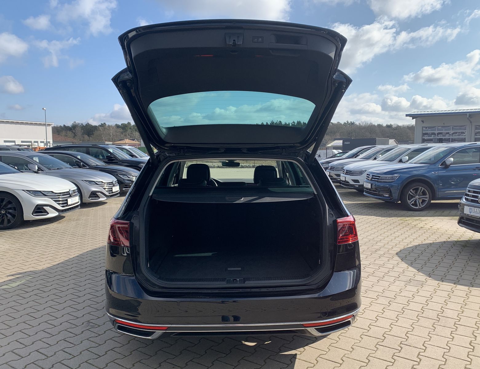Fahrzeugabbildung Volkswagen Passat Variant 2.0 TDI*Elegance*AHK*Leder*Matrix