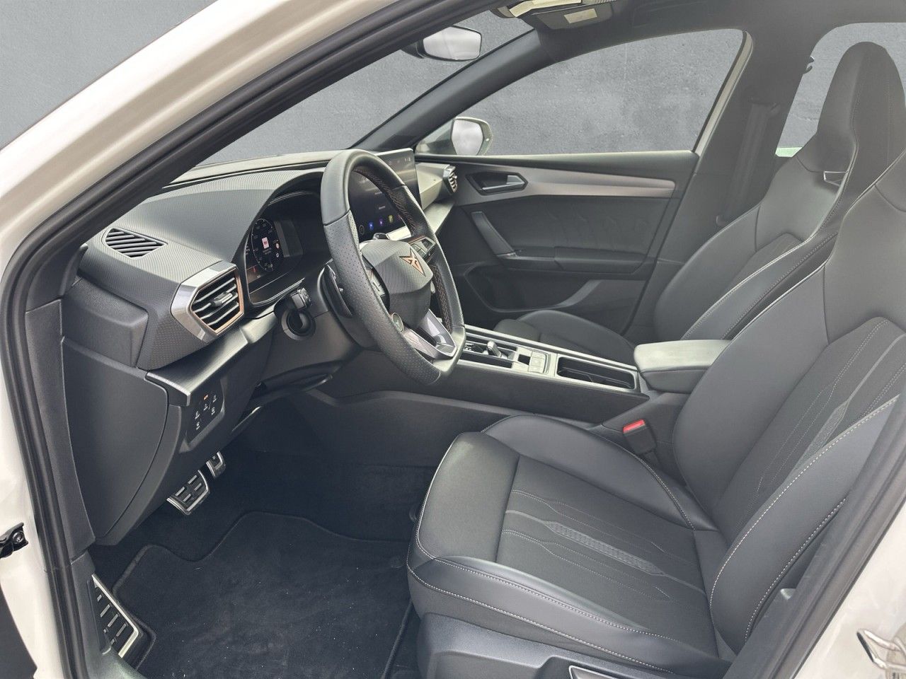 Fahrzeugabbildung CUPRA Leon Sportstourer VZ 2.0 TSI 4Drive - mit KI generiert/bearbeitet