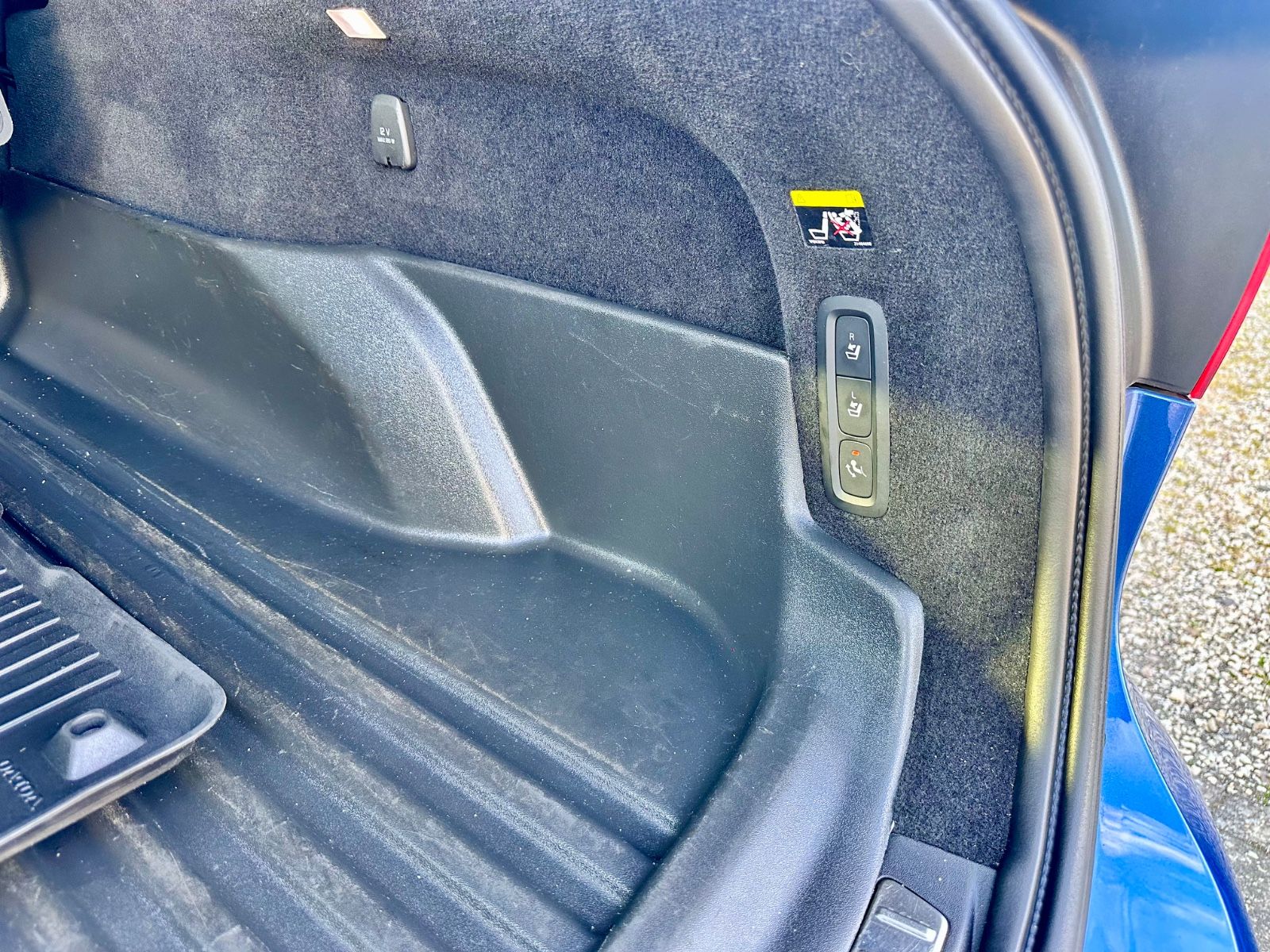 Fahrzeugabbildung Volvo V90 KOMBI T8 R-DESIGN HYBRID AWD*AHK+VOLL+MOD.19