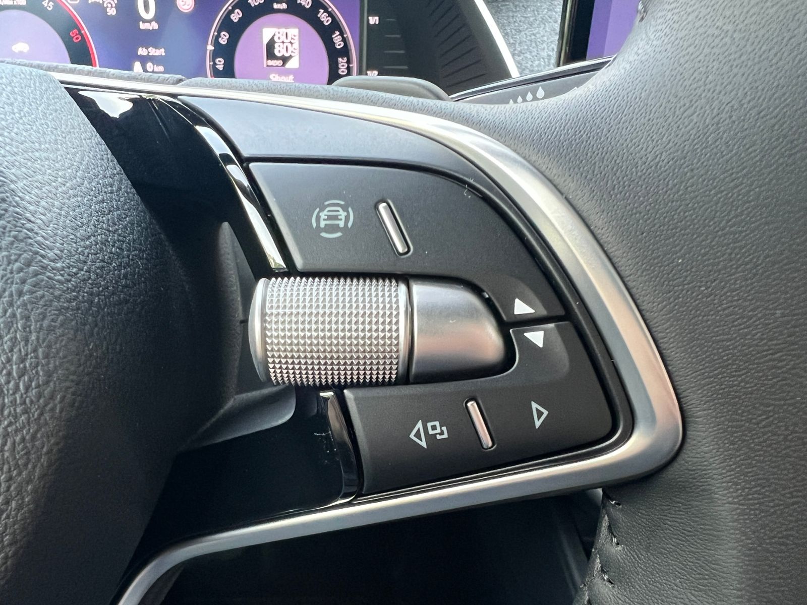 Fahrzeugabbildung SKODA Octavia Combi Tour 2.0 TDI DSG *AHK, LED, ACC, K