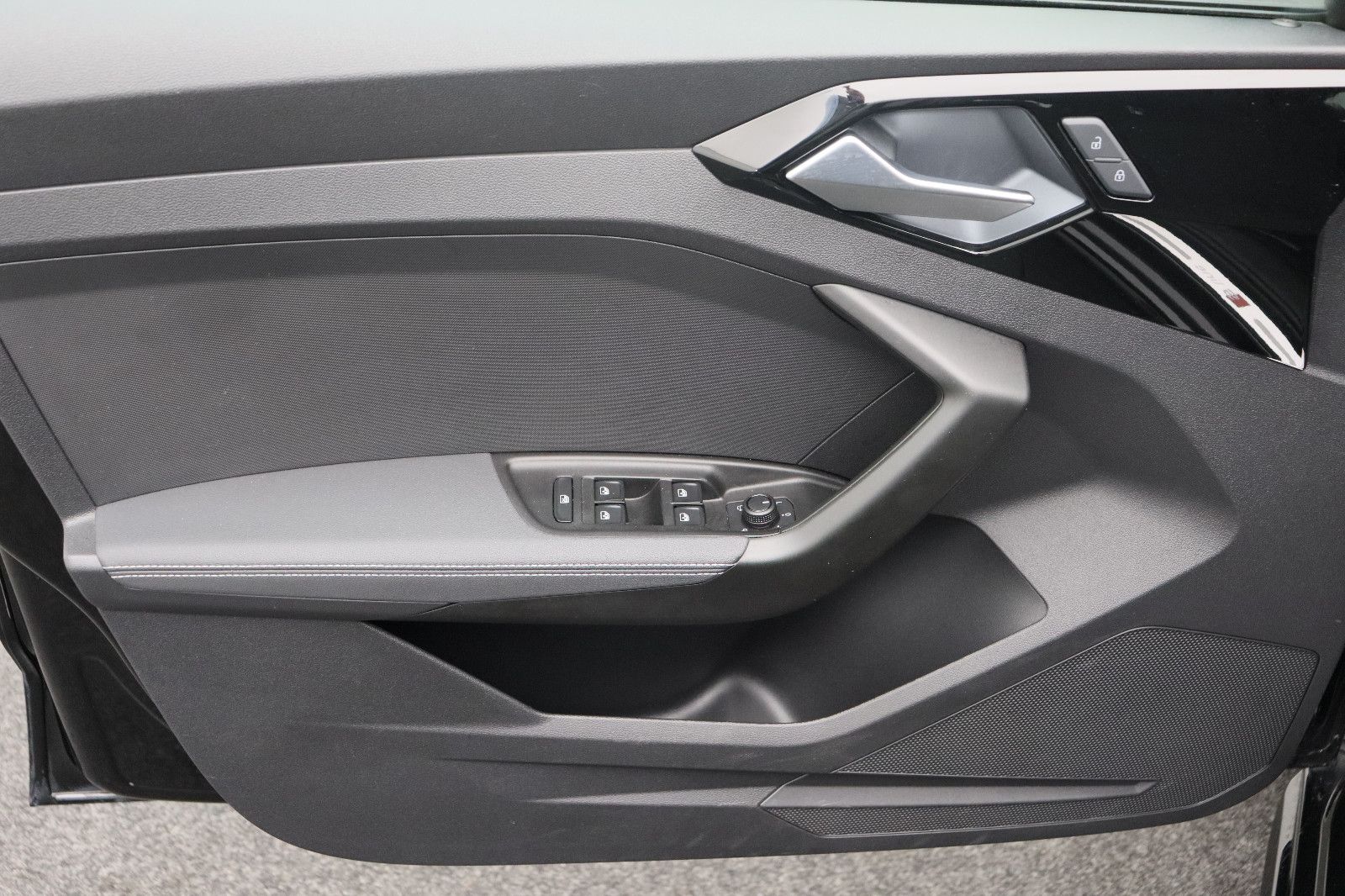Fahrzeugabbildung Audi A1 Sportback 30 TFSI S line 18"Optik schwarz LED