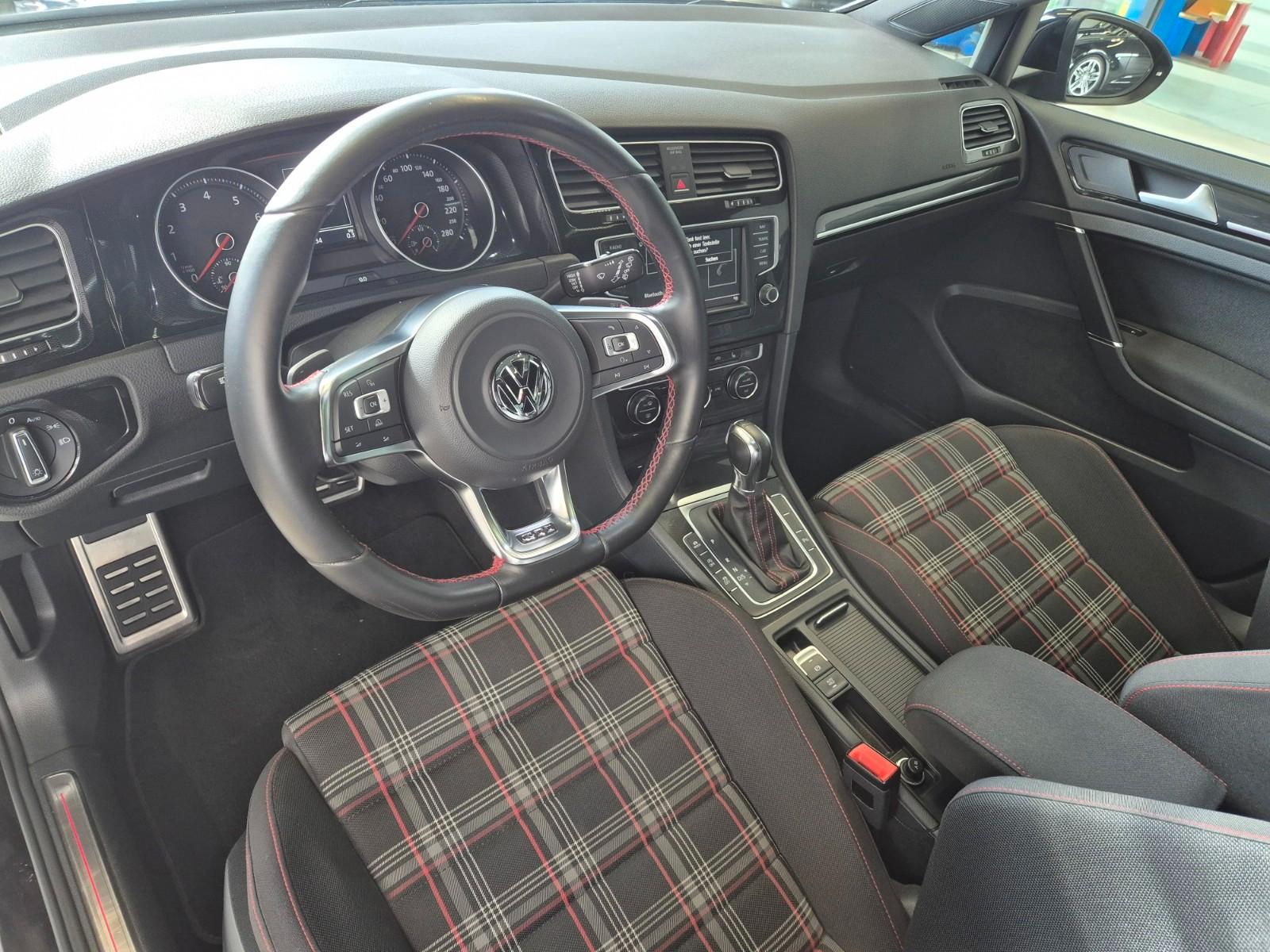 Volkswagen GOLF VII GTI PERFORMANCE NAVI SHZ PDC PANO XENON
