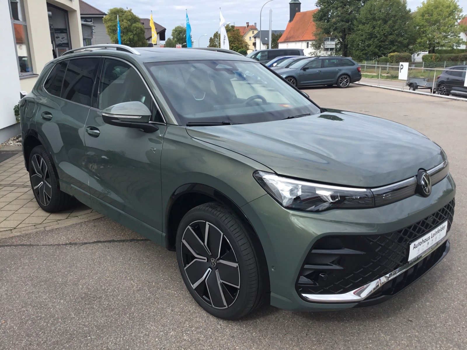 Fahrzeugabbildung Volkswagen Tiguan 2.0 TDI DSG 4M R-Line+AHK+20"+Matrix+Pano