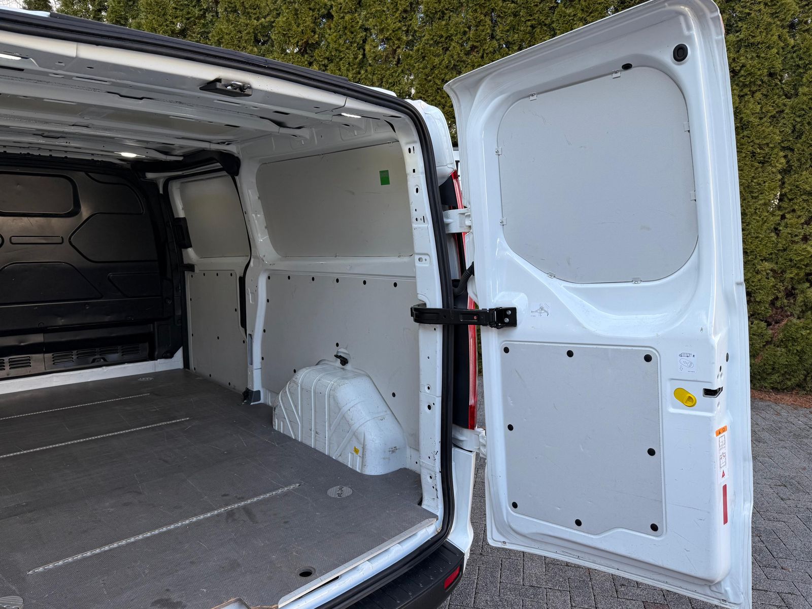 Fahrzeugabbildung Ford Transit Custom 300 L2 3Si+NAVI+SHZ+KAM+DAB+SYNC3