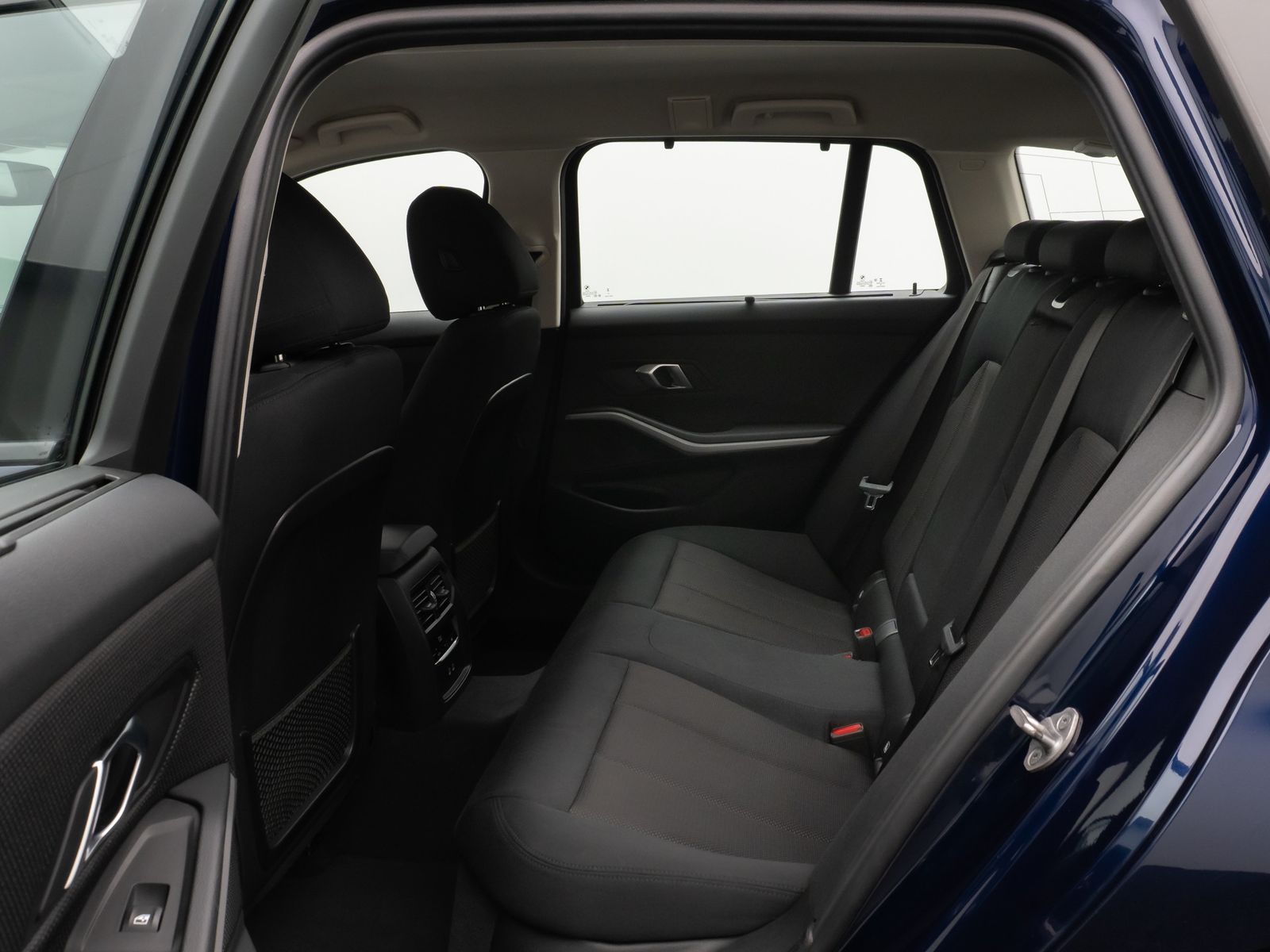 Fahrzeugabbildung BMW 330e Individual DAB HiFi Fernlichtassist PDC LED