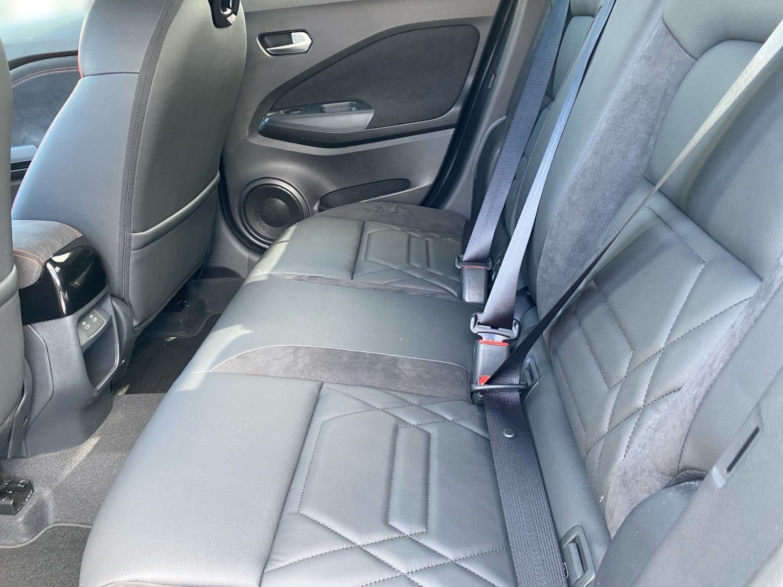 Fahrzeugabbildung Nissan Juke REDLINE EDITION 1.0 DIG-T 7DCT *Bose*360'*