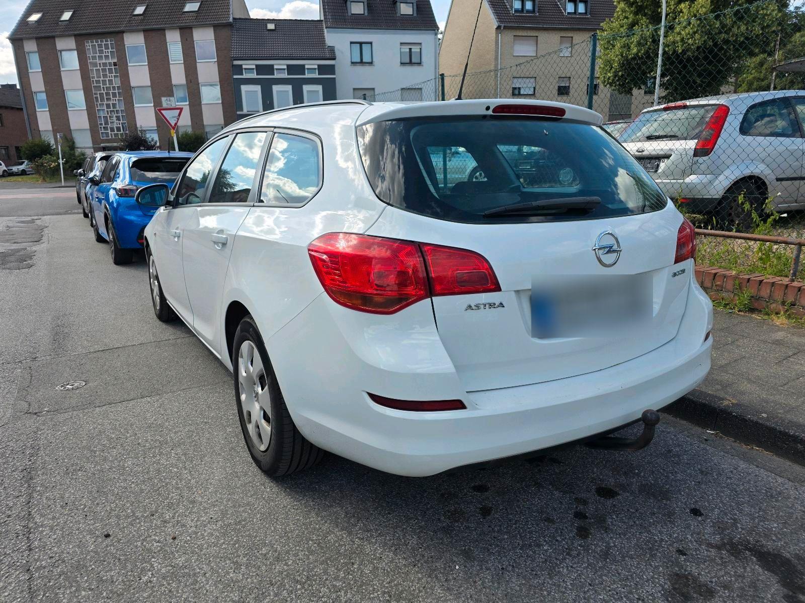 Opel Astra 2011 — photo 6