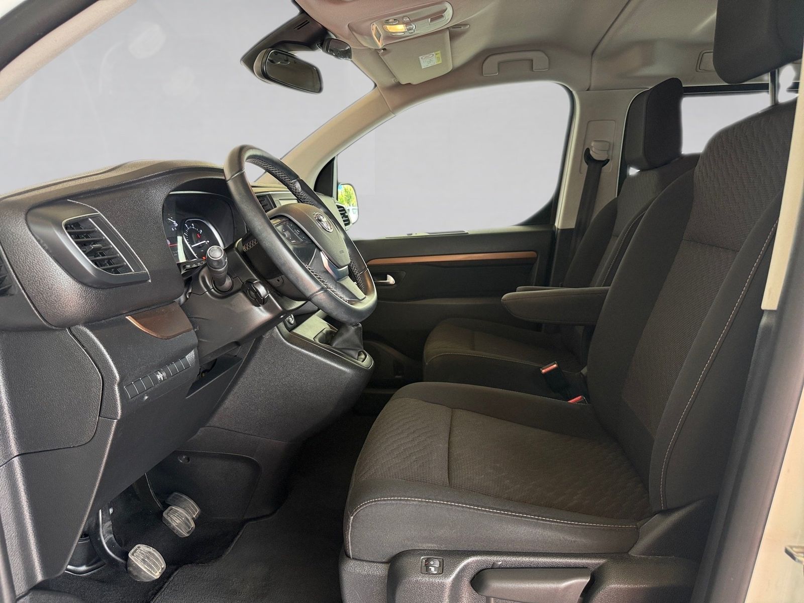 Fahrzeugabbildung Toyota Proace Verso 2.0 D-4D L1 Team D. 8 Sitzer