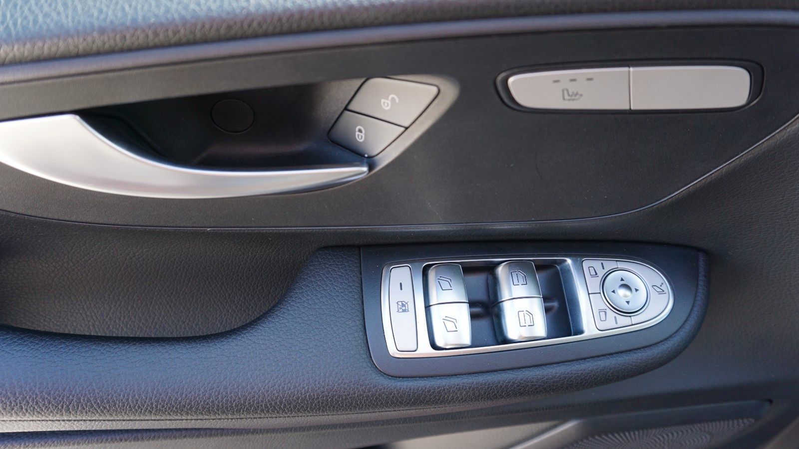 Fahrzeugabbildung Mercedes-Benz V 220d EDITION lang  7 Sitze,Navi,AHK,SR+WR