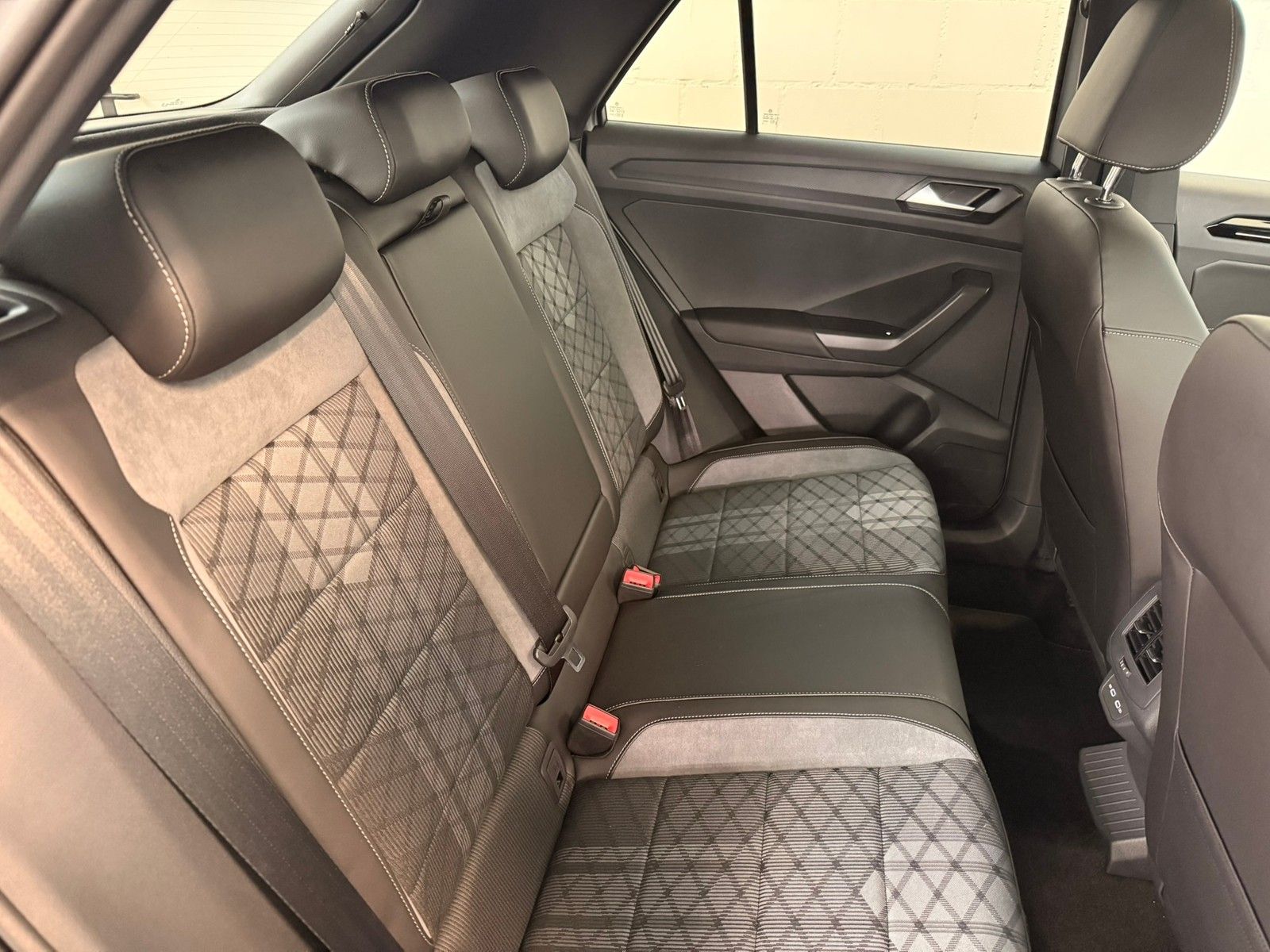 Fahrzeugabbildung Volkswagen T-Roc R-Line 1,5 TSI DSG + Black Style +Pano+ACC