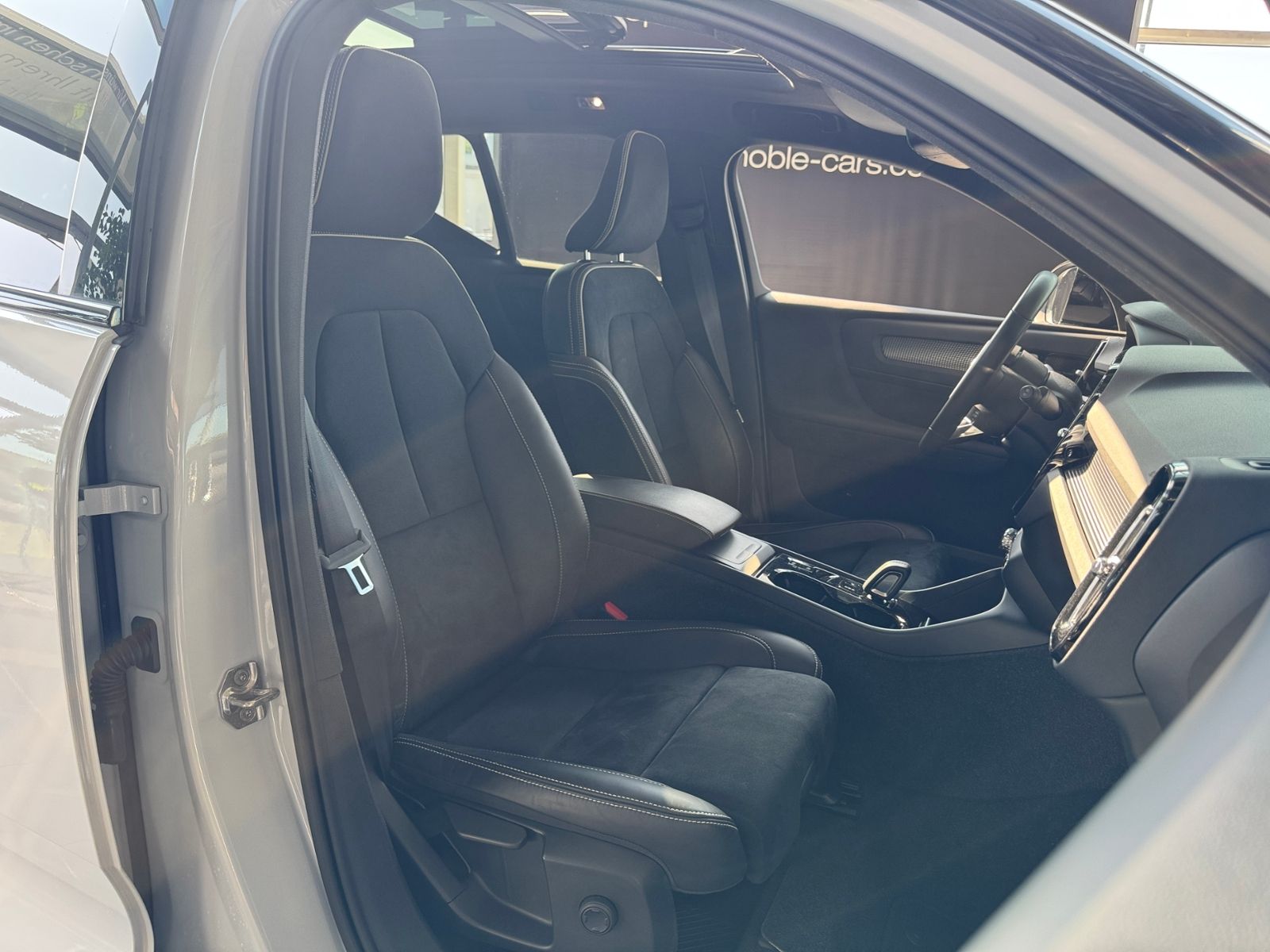 Fahrzeugabbildung Volvo XC40 R Design 2WD PANO LED NAVI SHZ