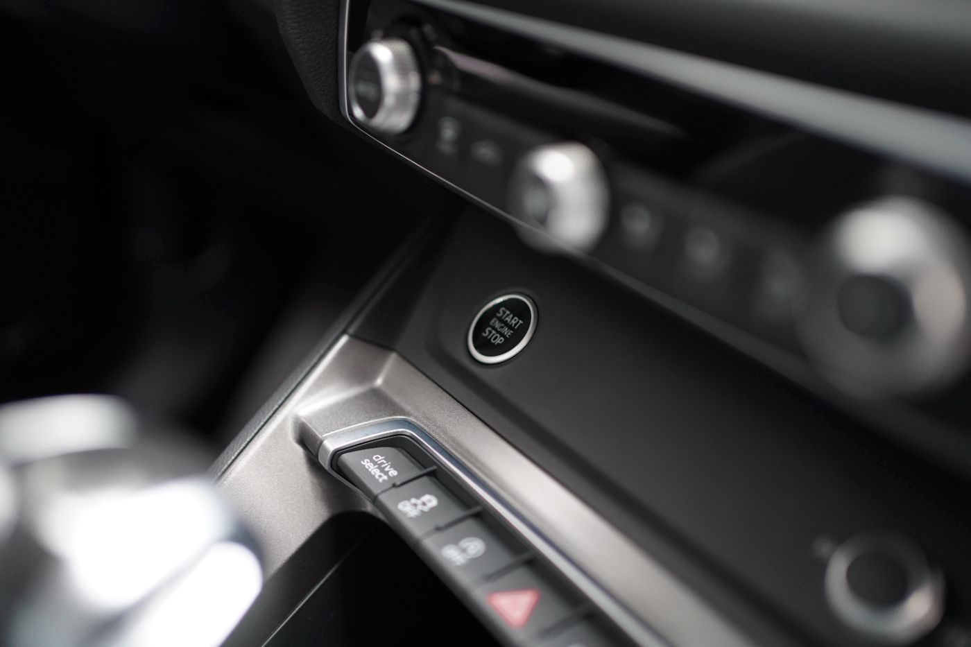 Fahrzeugabbildung Audi Q3 40 TFSI quattro S Line +Komfortzugang+LED+AHK