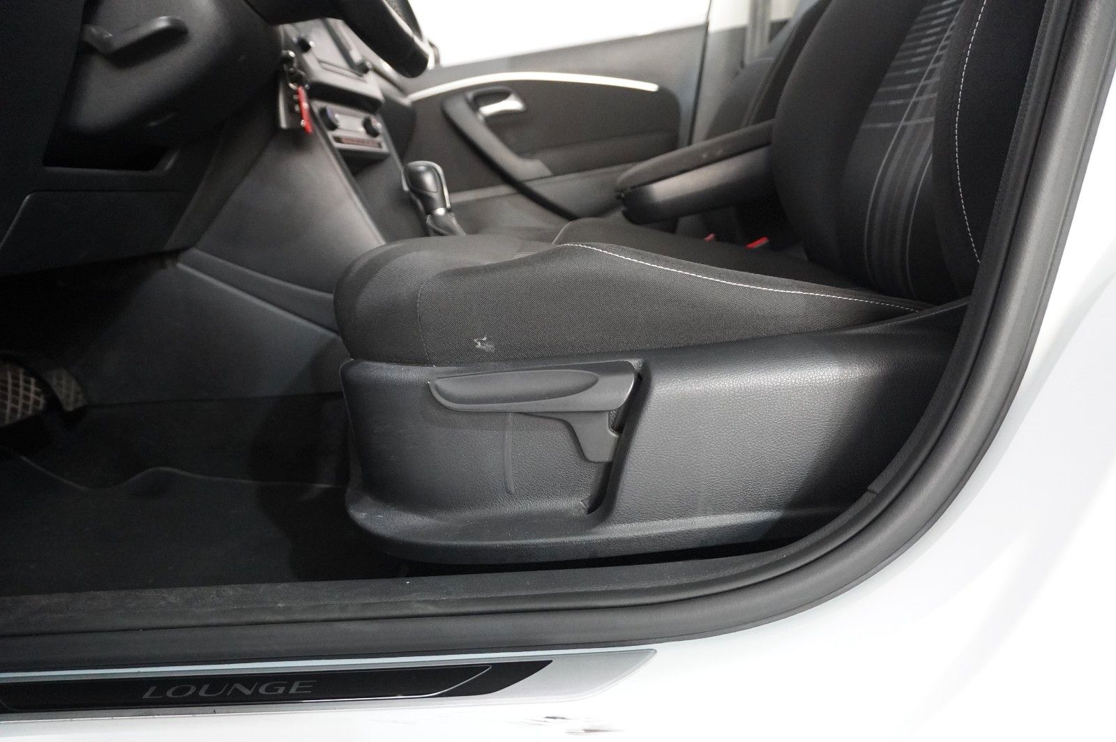 Fahrzeugabbildung Volkswagen Polo V 1.2 TSI LOUNGE DSG NAVI/KLIMA/PDC/TEMP.