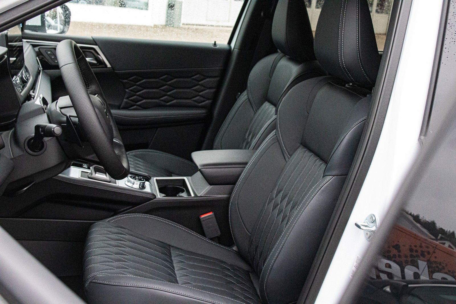 Fahrzeugabbildung Mitsubishi Outlander MY25  2.4 PHEV Top 4WD Leder Glasdach