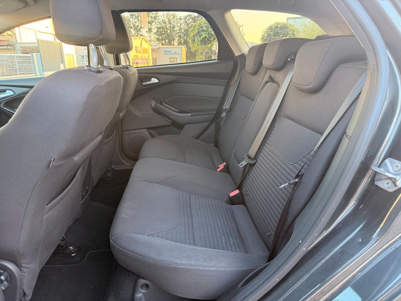 Ford Focus 2015 — photo 19