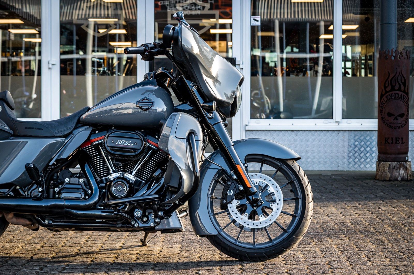 Fahrzeugabbildung Harley-Davidson FLHXSE CVO STREET GLIDE 117 cui - Jekill -