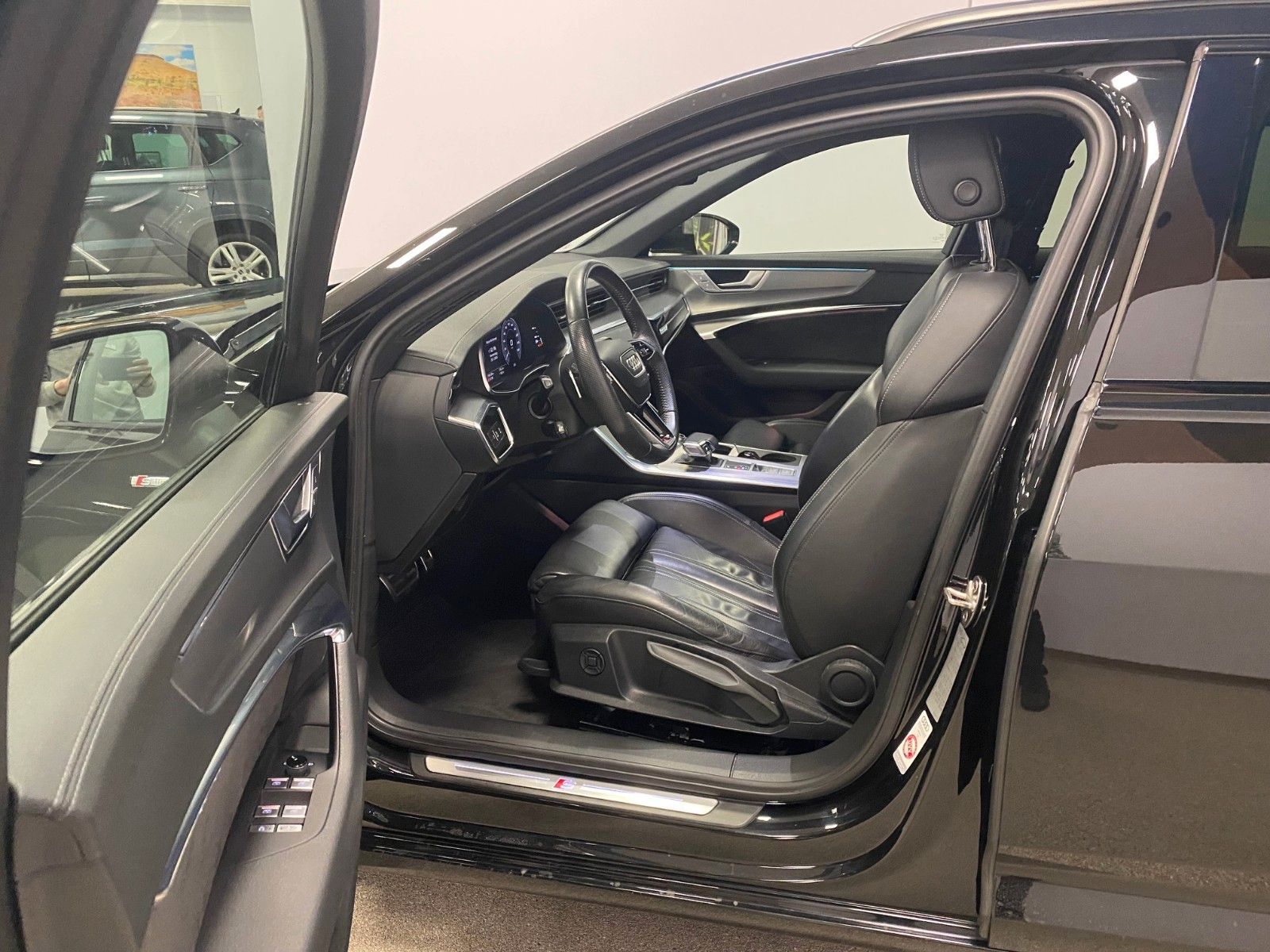 Fahrzeugabbildung Audi A6 55 TFSI e S tronic quattro sport Avant+S-Line