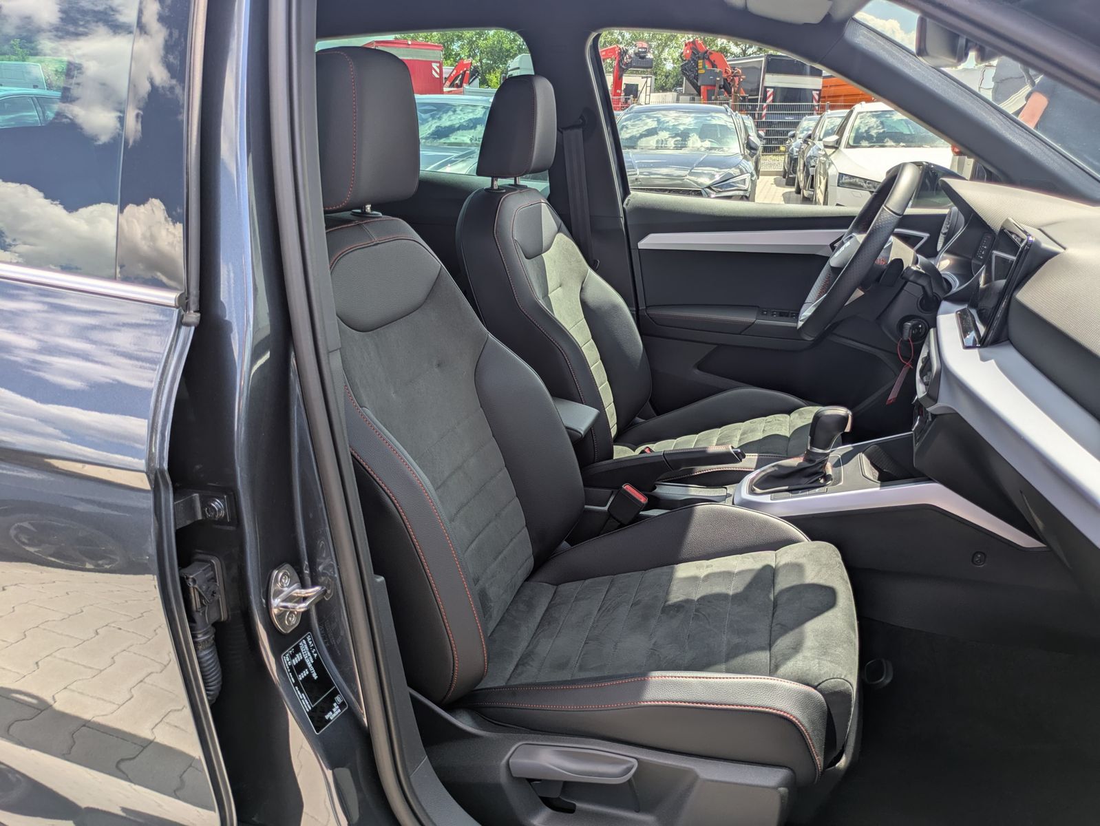 Fahrzeugabbildung SEAT Arona 1.5 TSI FR DSG AHK*ACC*LED*APP*DAB*KAMERA