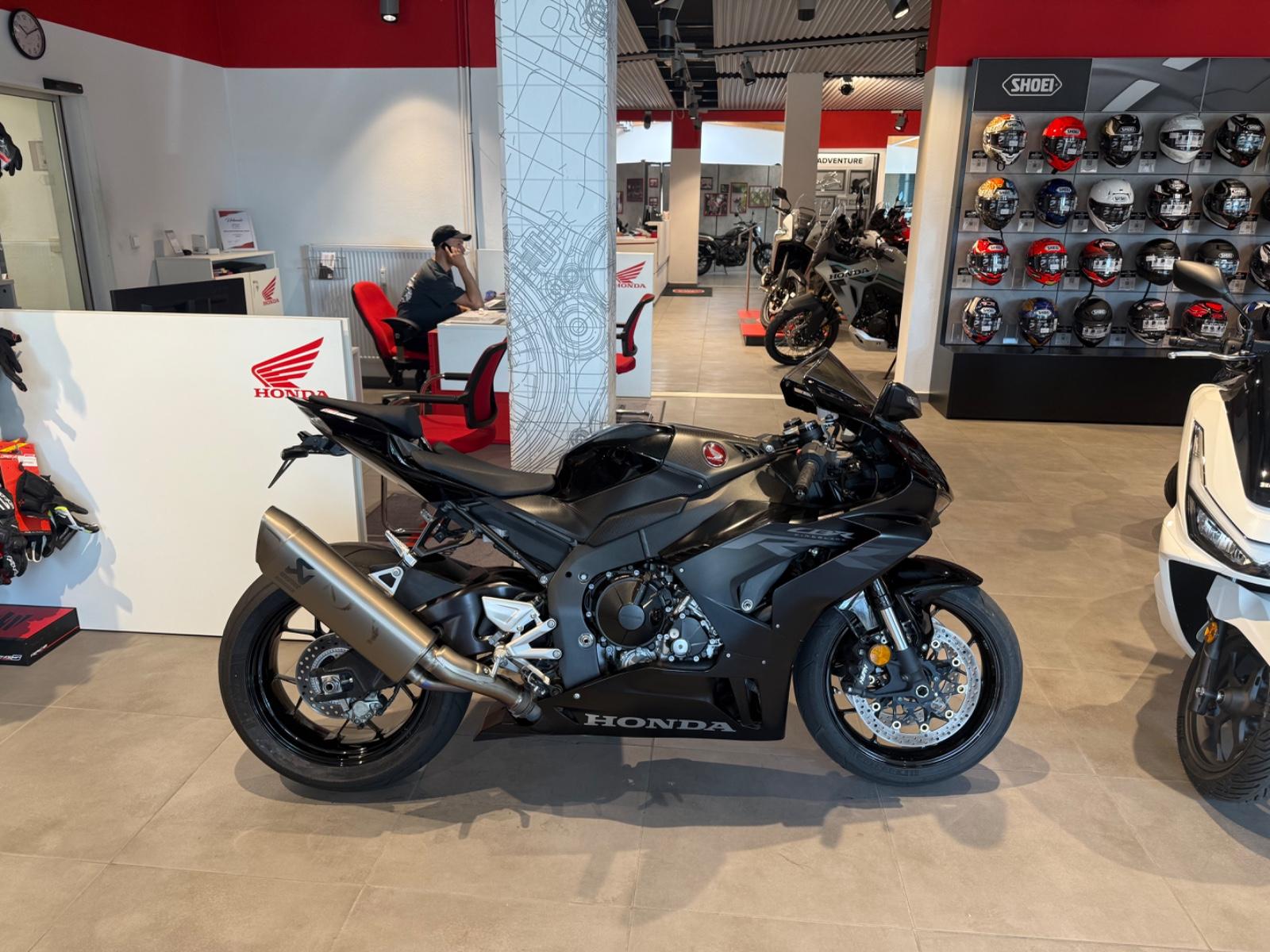 Honda CBR1000RR-R Fireblade *Service und Reifen neu *