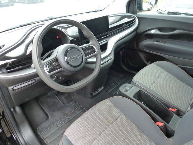 Fahrzeugabbildung Fiat 500e Icon 42 kWh + DAB + Navi
