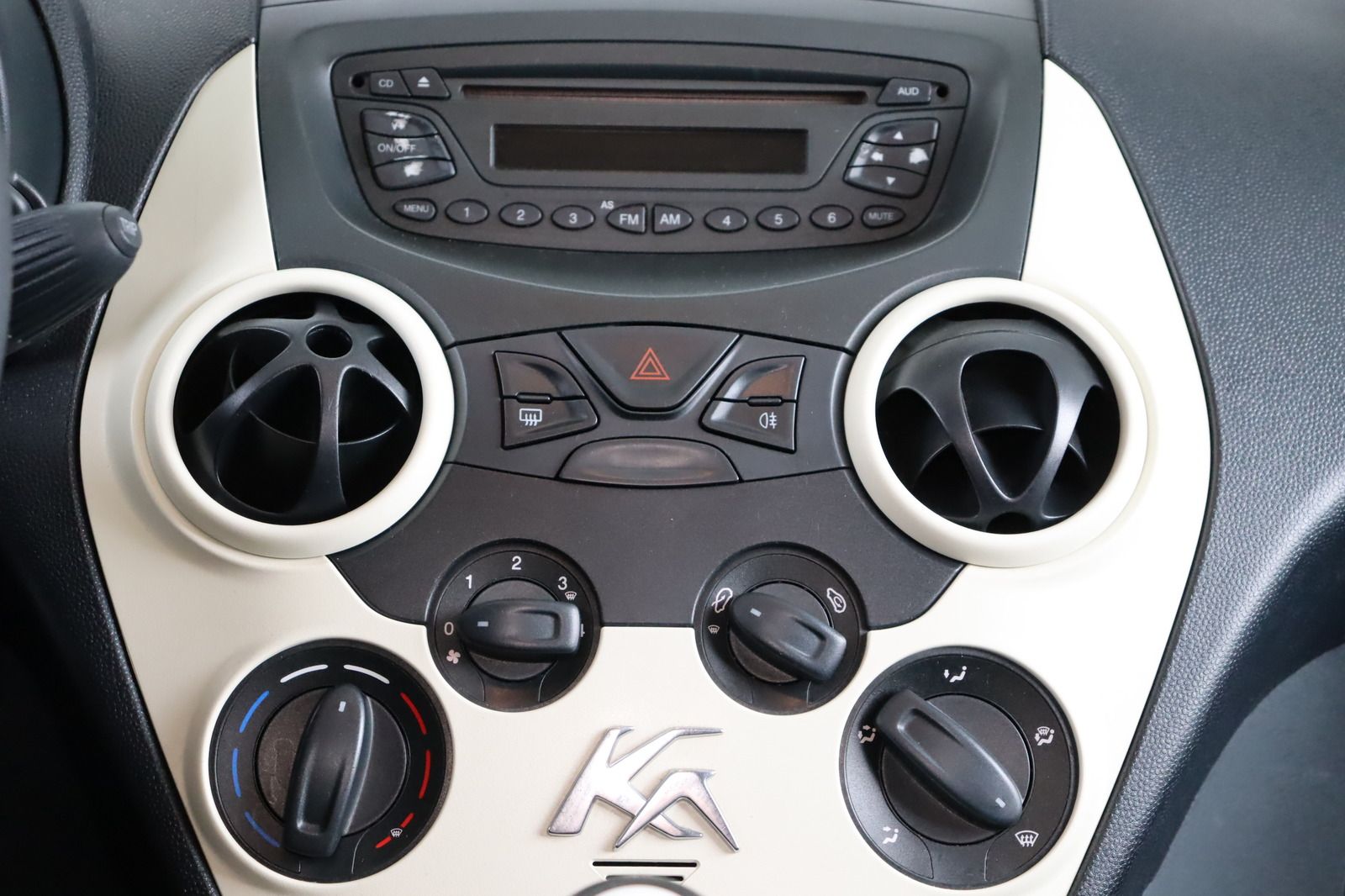 Fahrzeugabbildung Ford Ka 1.2 * 8-fach bereift * HU/AU bis 07.2026