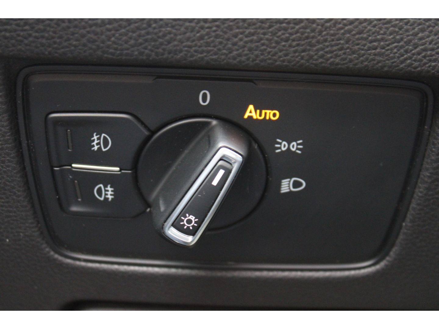 Fahrzeugabbildung Volkswagen Passat Variant Highline R-Line LED ACC StHZg Led