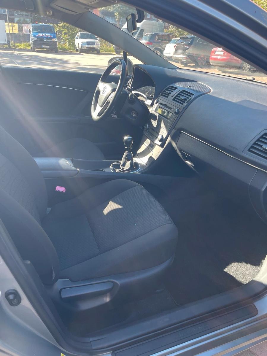 Toyota Avensis 2010 — photo 8