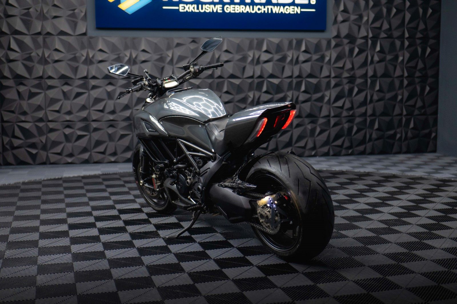 Fahrzeugabbildung Ducati Ducati Diavel 1200 Carbon Testastretta 11°