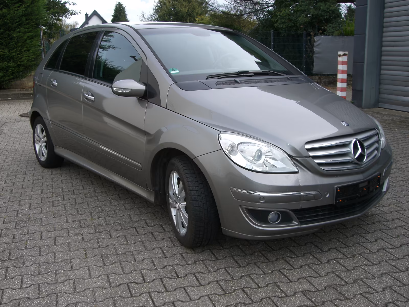 Mercedes-Benz B 200  1 2 3 4 5 6 7 8 9