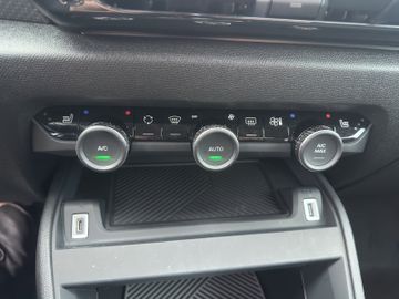 Citroën C4 Shine PT 130 EAT8 Navi+SHZ+HUD+RFK+LM+Carplay