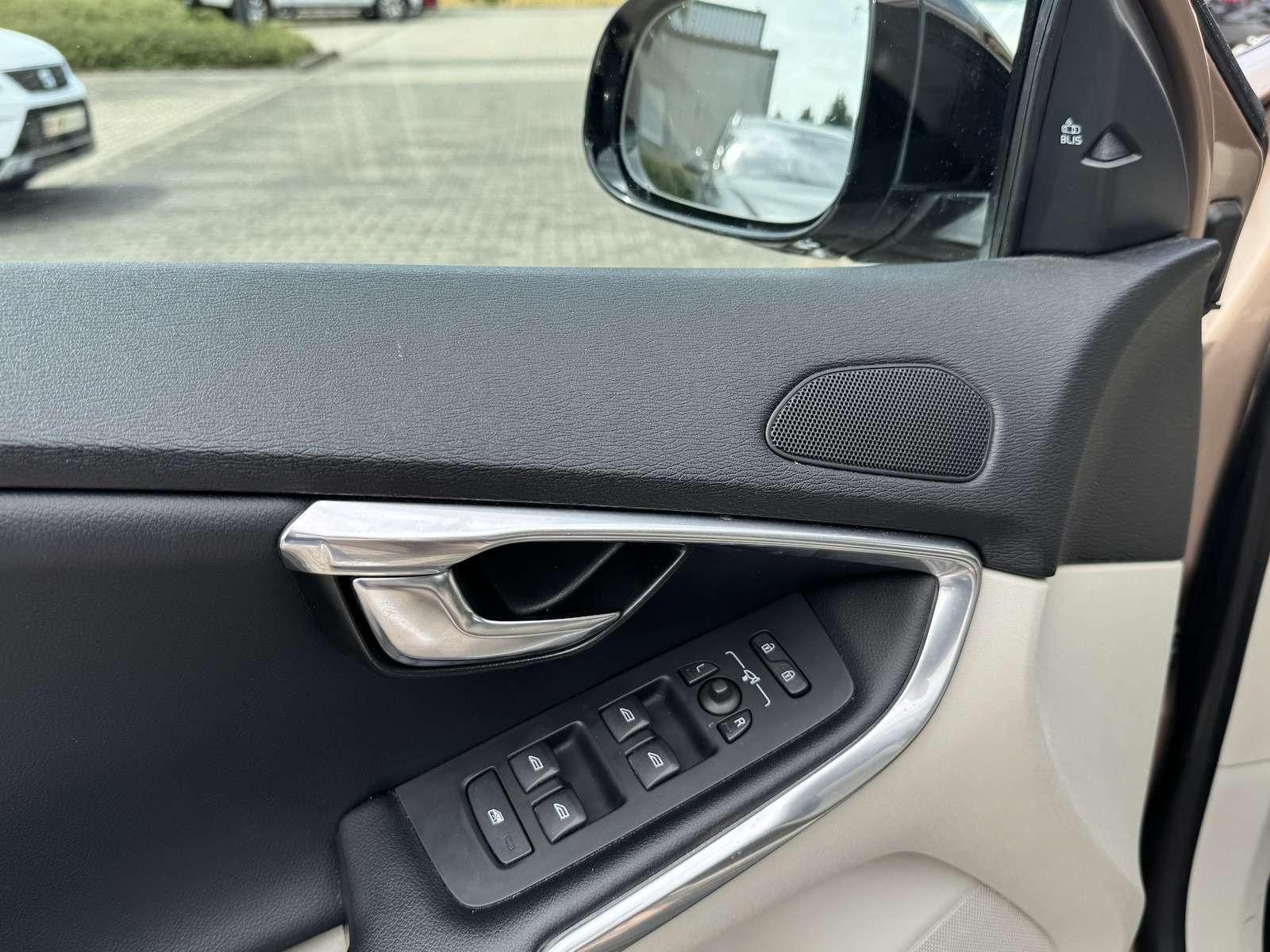 Fahrzeugabbildung Volvo V40 Cross Country T5 AWD/Navi/Xenon/StandHz 1...