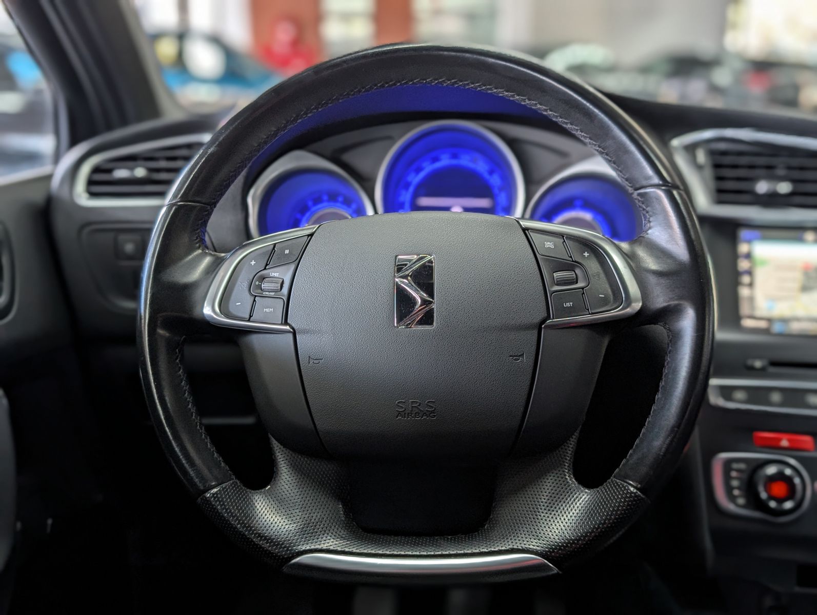 Fahrzeugabbildung DS Automobiles DS4 1.2 PureTech Basis MFL KAM TEMP SHZ PDC ALU1