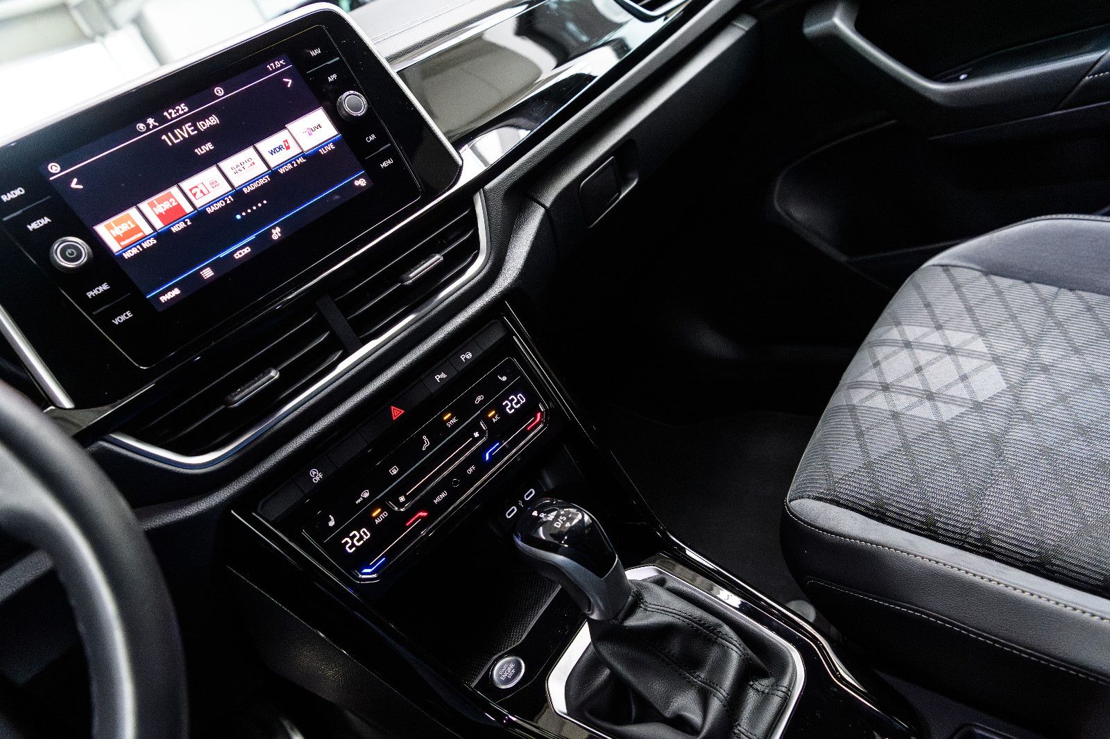 Fahrzeugabbildung Volkswagen T-Roc R-Line 1.5 TSI DSG LED+KAMERA+KEYLESS