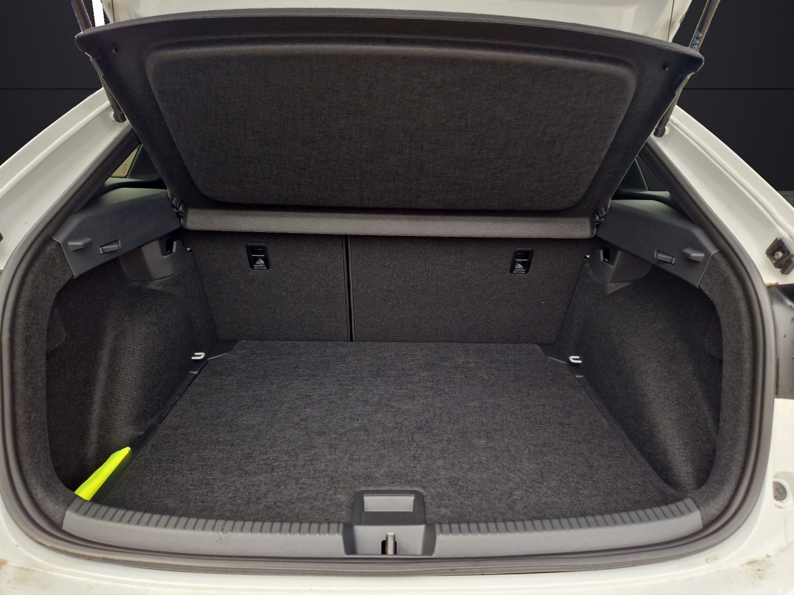 Fahrzeugabbildung Volkswagen Taigo R-line DSG Matrix Navi AID ACC RFK SH LM
