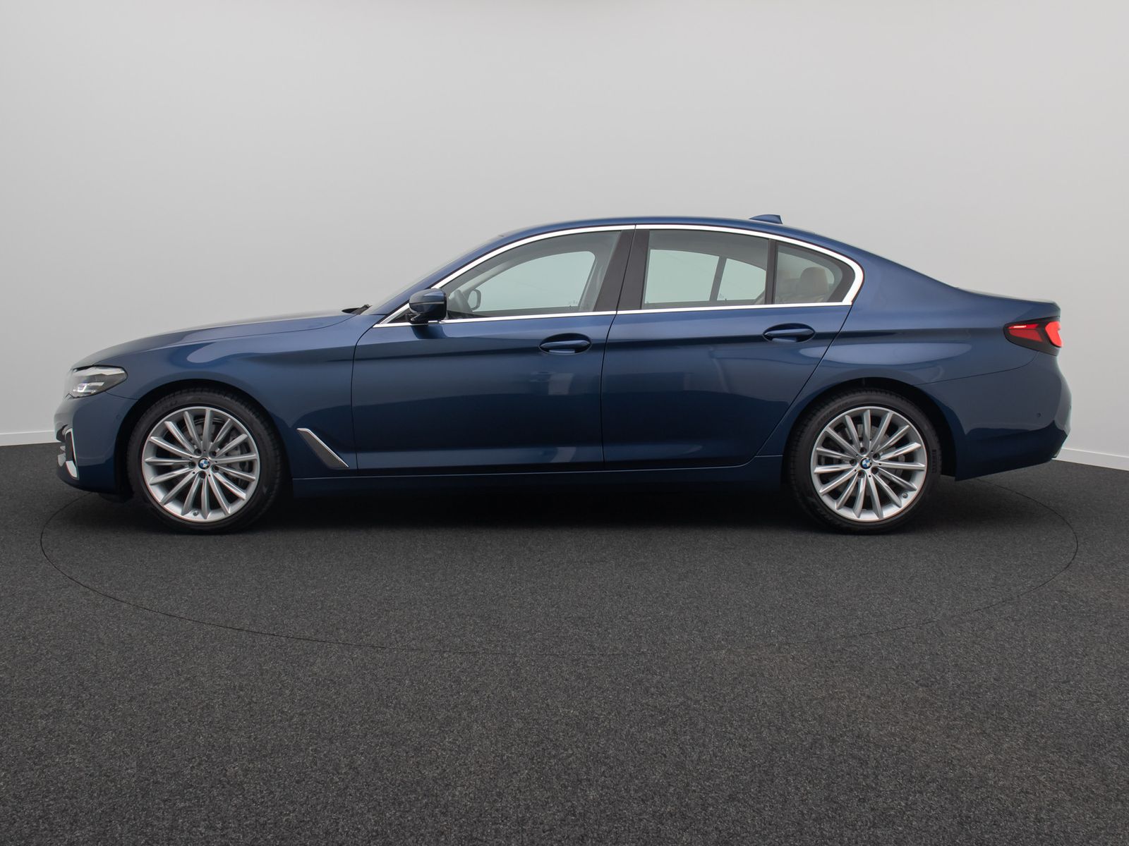 Fahrzeugabbildung BMW 530d xD LuxuryLine H/K DAB Komfort Alarm AHK ACC