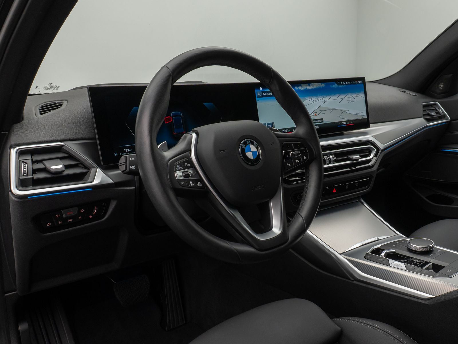 Fahrzeugabbildung BMW 330i xD Kamera HUD H/K ACC Komfort Alarm Sport