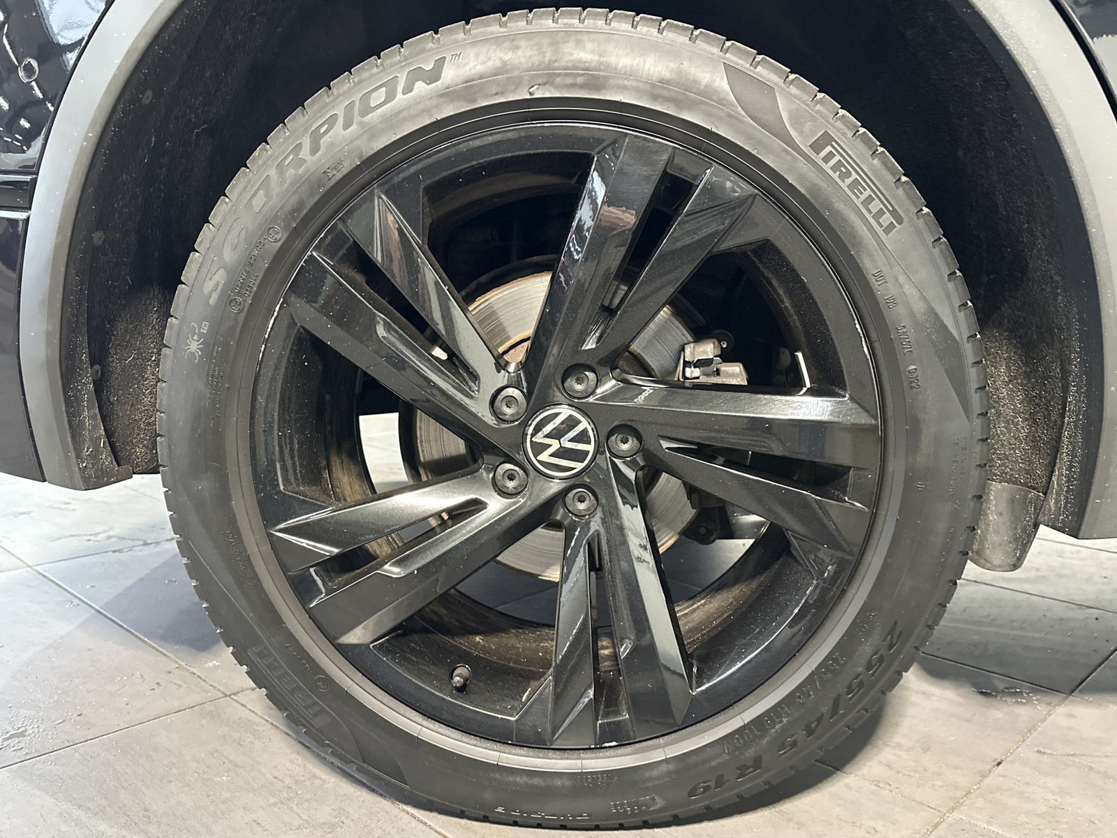 Fahrzeugabbildung Volkswagen Tiguan 4M R-Line Black NAV+LED+AHK+ACC+VC+19ZOLL