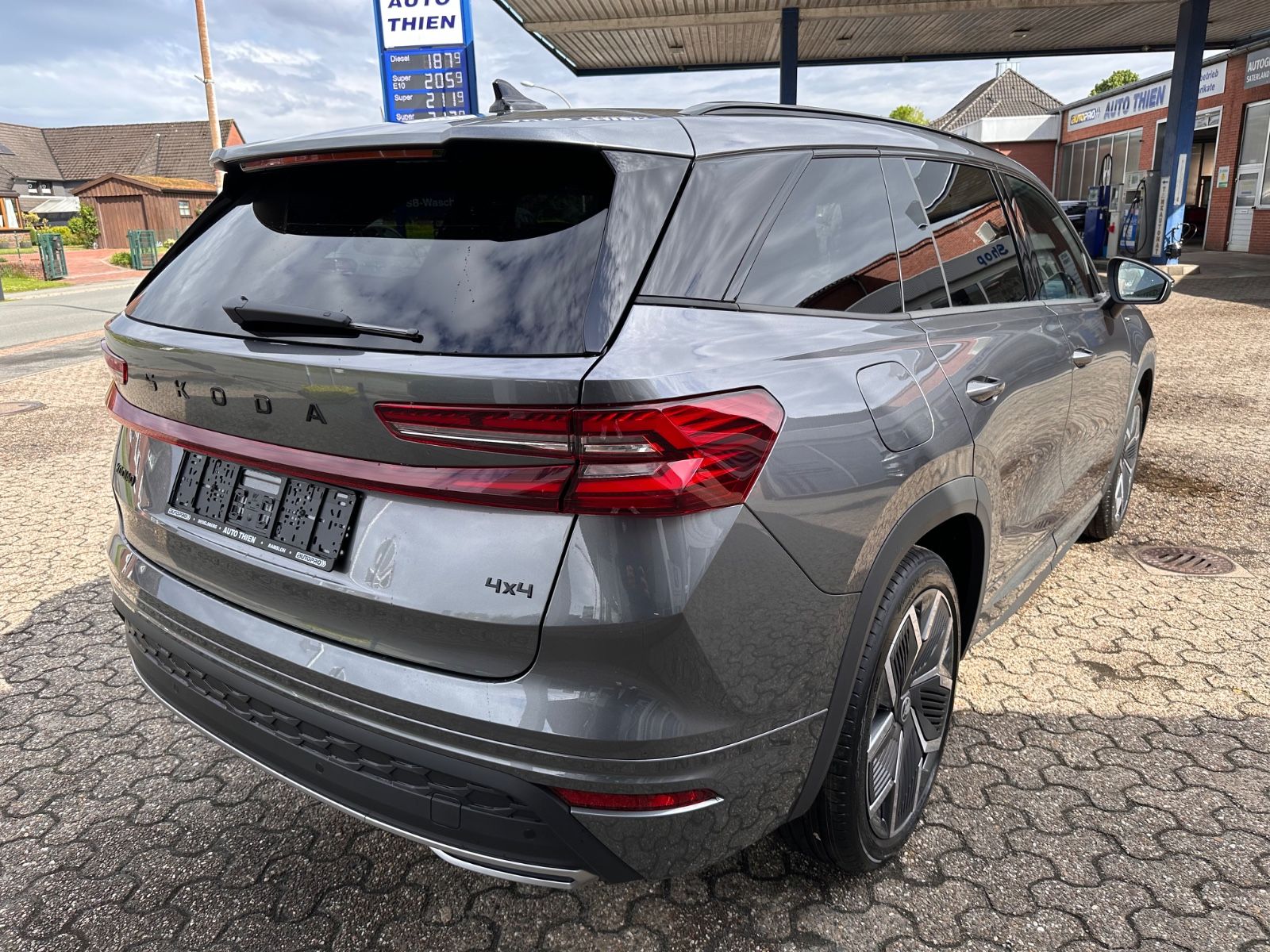 Fahrzeugabbildung SKODA Kodiaq 2.0 TDI 4x4 Sportline Matrix/AHK/Pano/7