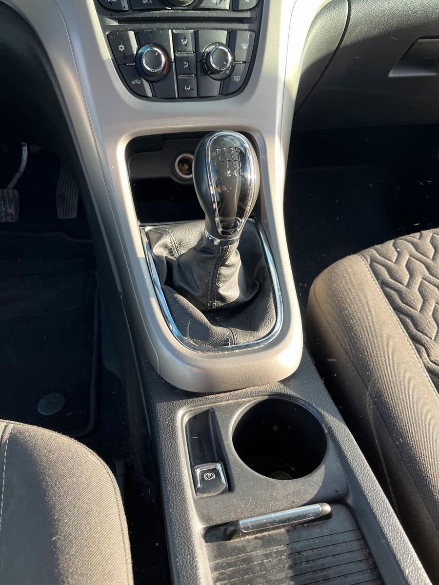 Opel Astra 2013 — photo 11