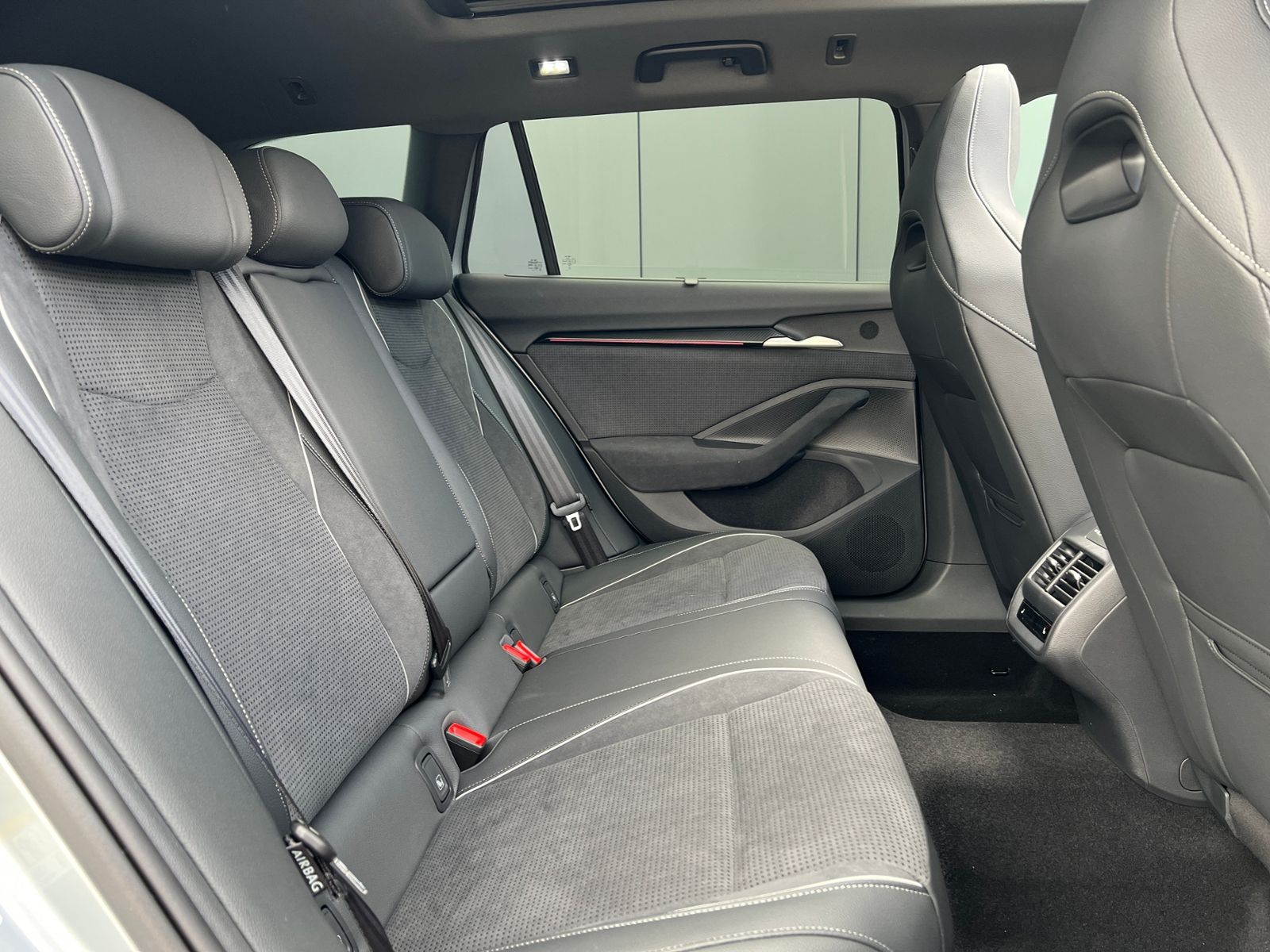 Fahrzeugabbildung SKODA Superb Combi  Sportline 1.5 TSI IV DSG *AHK, Nav