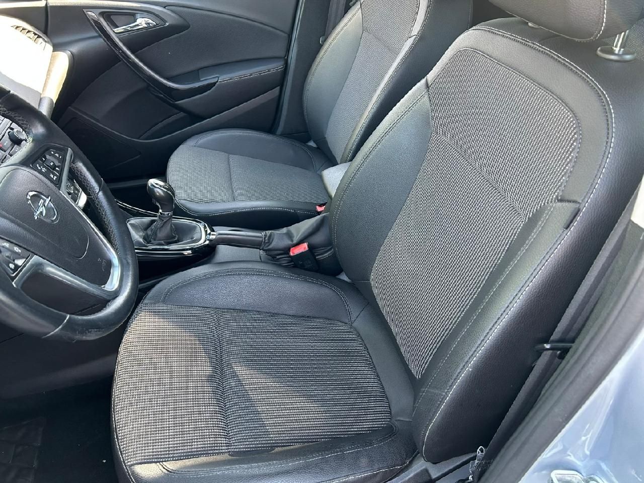 Fahrzeugabbildung Opel Astra J Sports Tourer Exklusiv