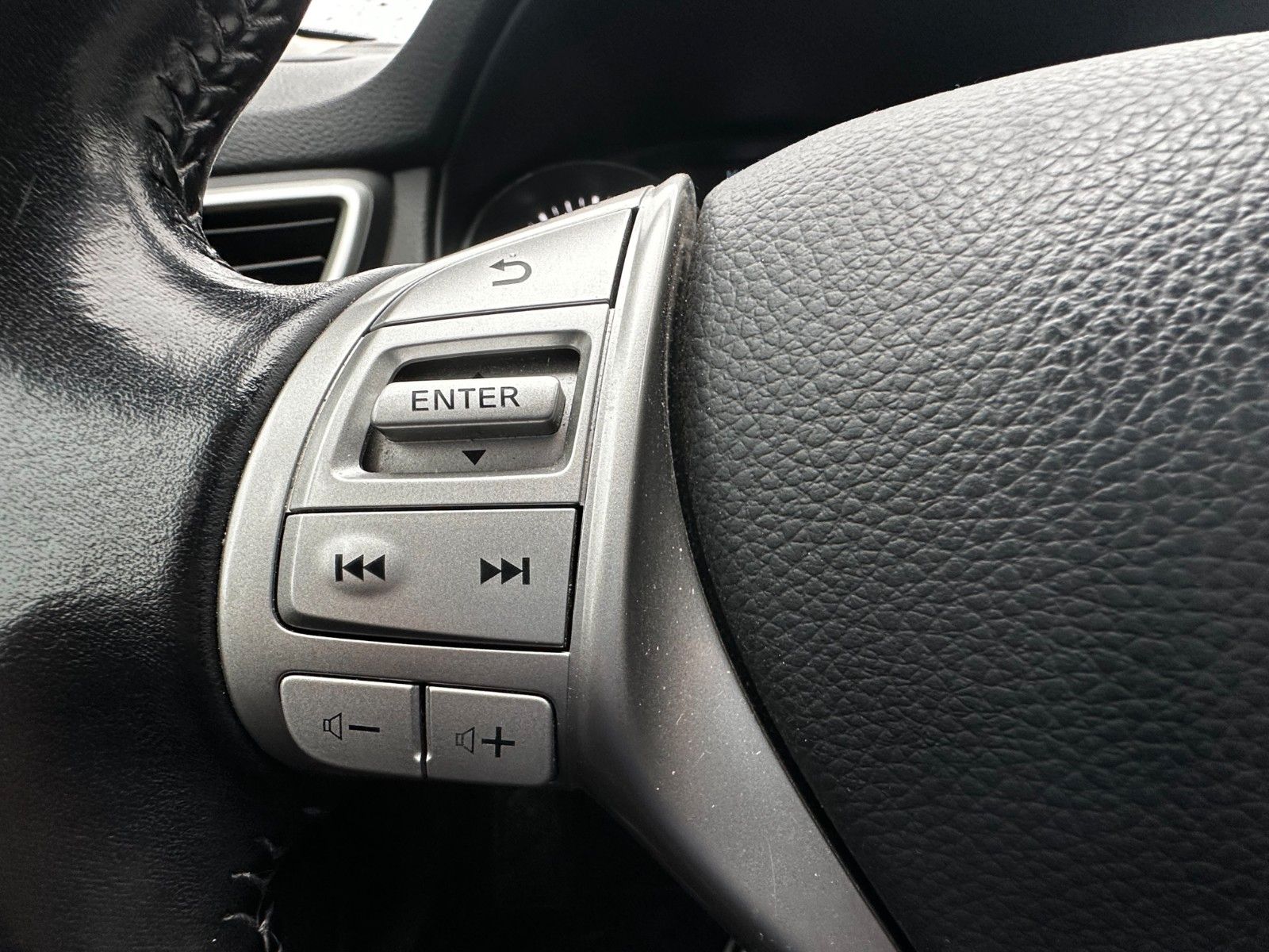 Fahrzeugabbildung Nissan Tekna+AHK,1.Hd.,Scheckh.gepfl.1a Zust.,Serv