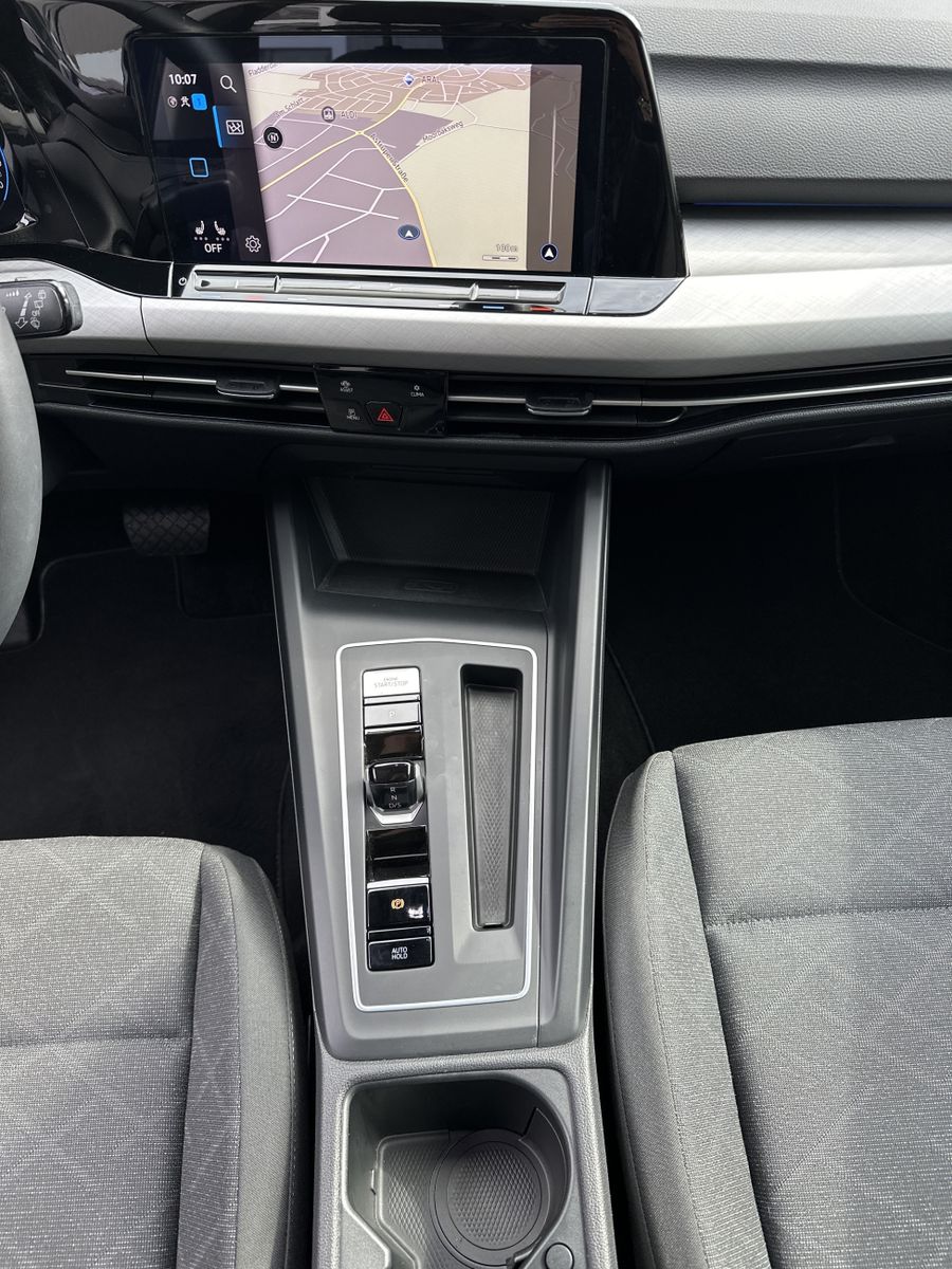 Fahrzeugabbildung Volkswagen Golf 2.0 TDI DSG Life NAV+LED+ACC+SHZ+VCOCKPIT