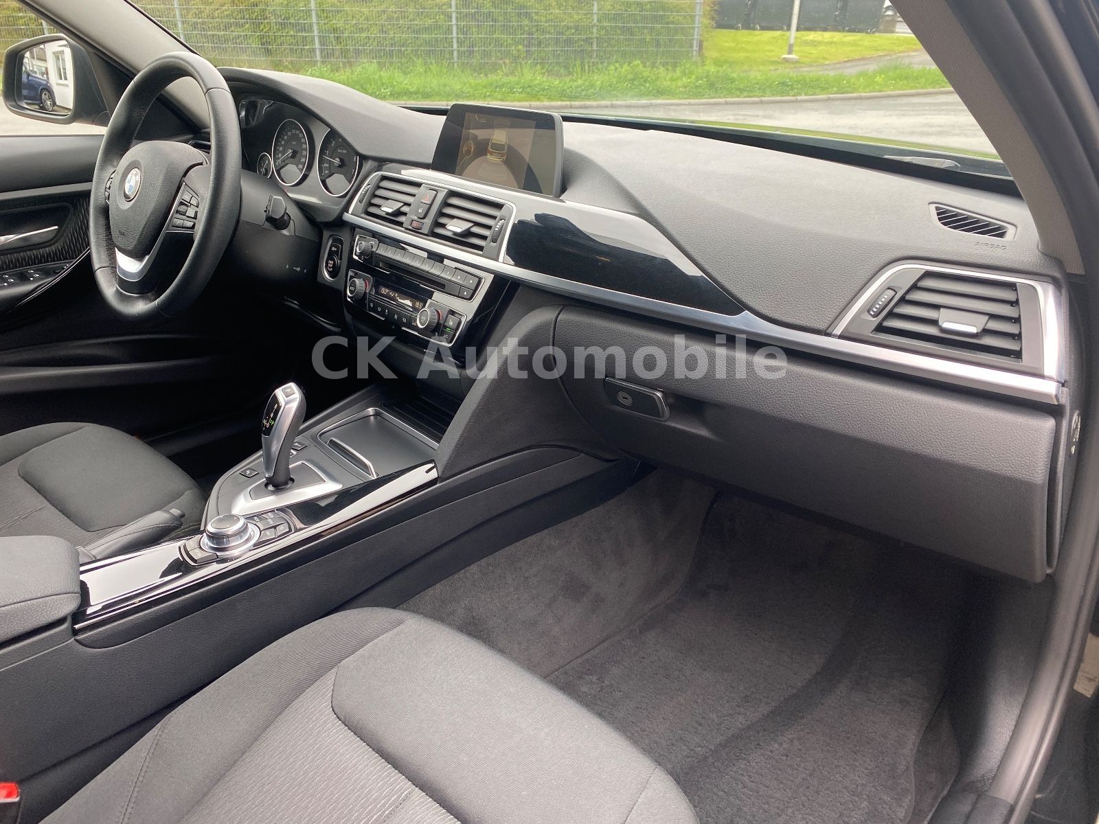 Fahrzeugabbildung BMW 320 I Touring Advantage Automatik/Navi/LED/PDC