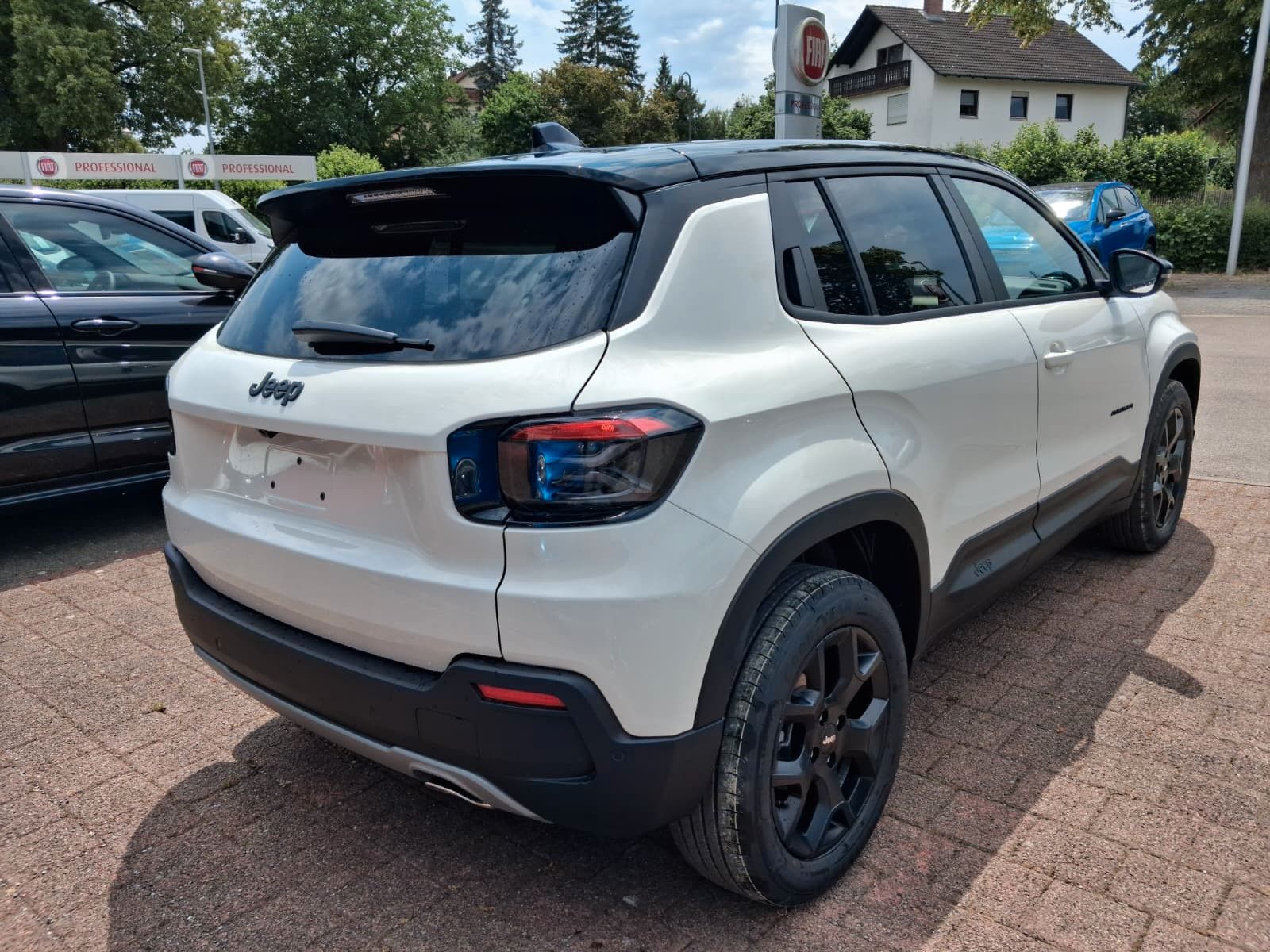 Fahrzeugabbildung Jeep Altitude Black Edition Leder Massage ACC