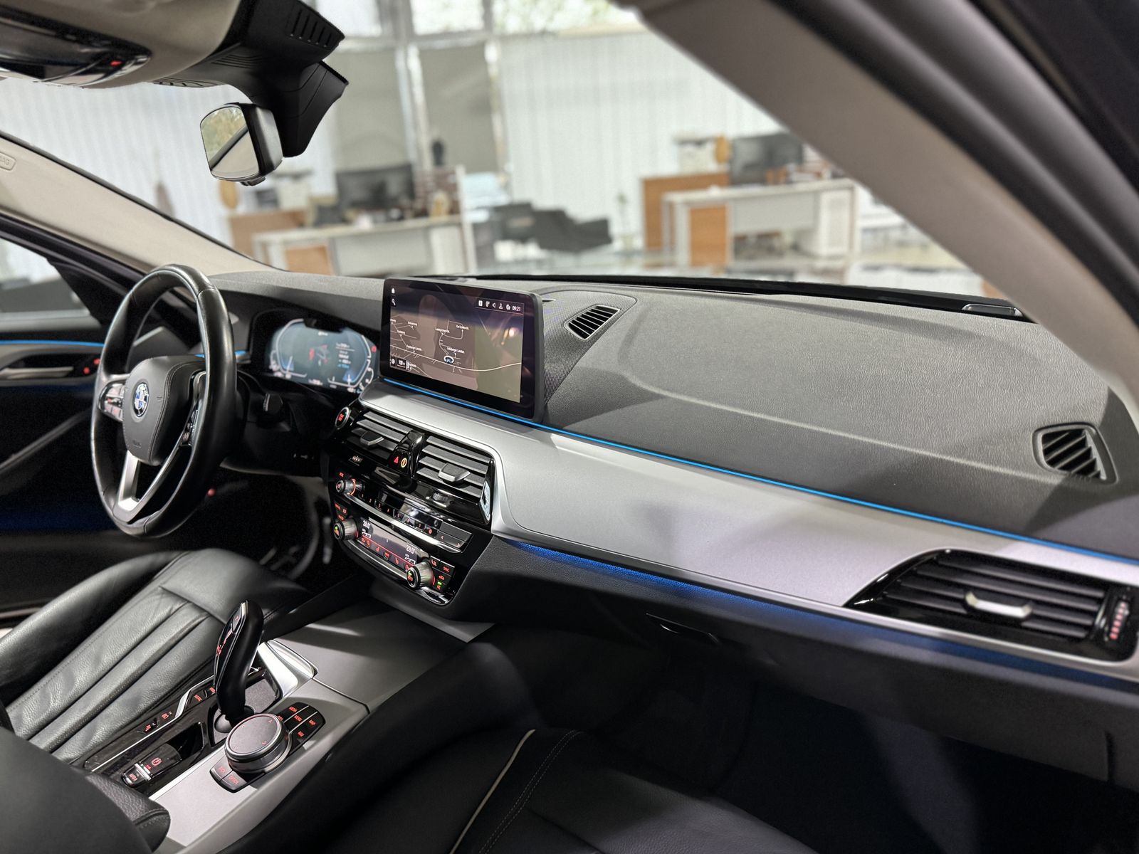 Fahrzeugabbildung BMW 530e Panorama Kamera Laser HUD DAB HiFi Komfort