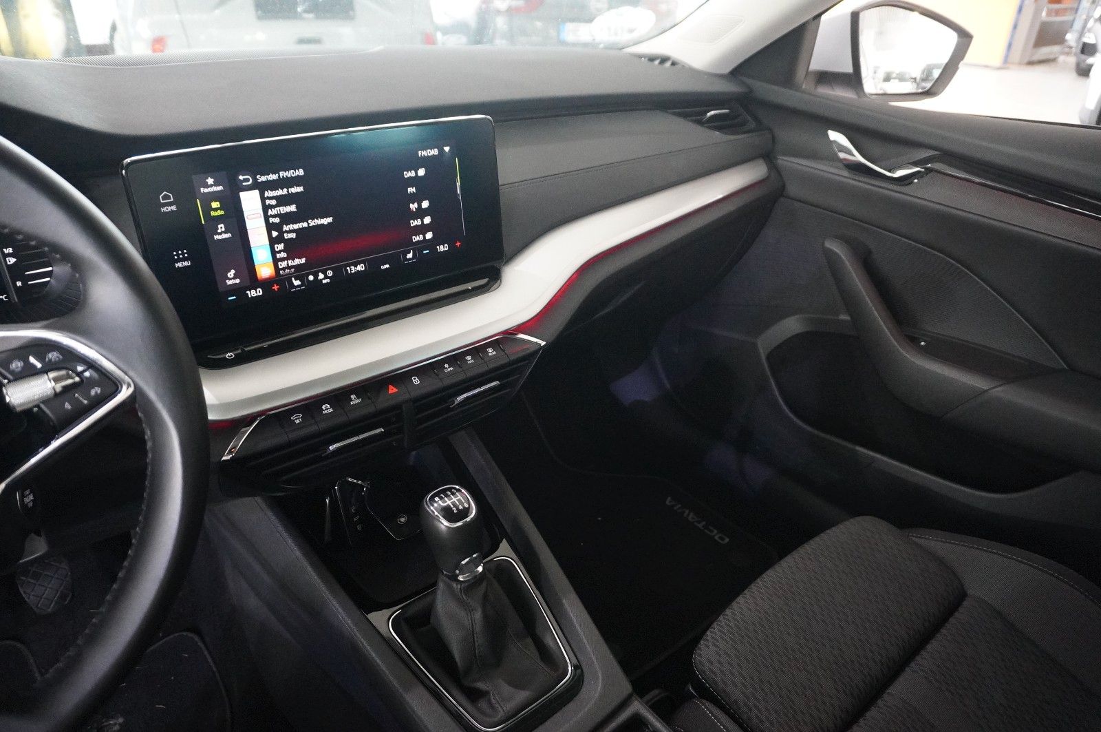 Fahrzeugabbildung SKODA Octavia Combi 2.0 TDI AMBITION NAVI/LED/KAMERA