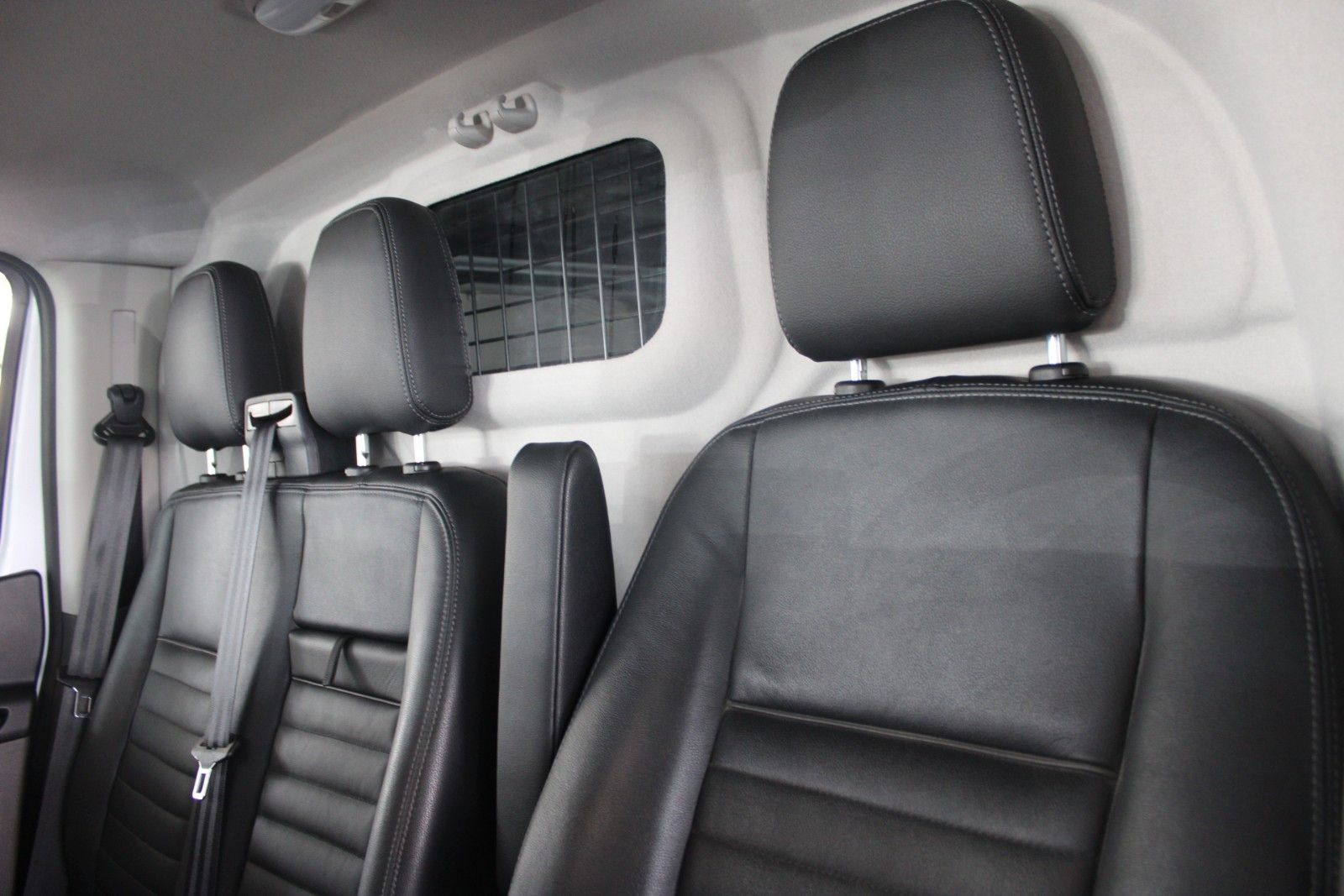 Fahrzeugabbildung Ford Transit Custom TRAIL AHK Bott Einrichtung Leder